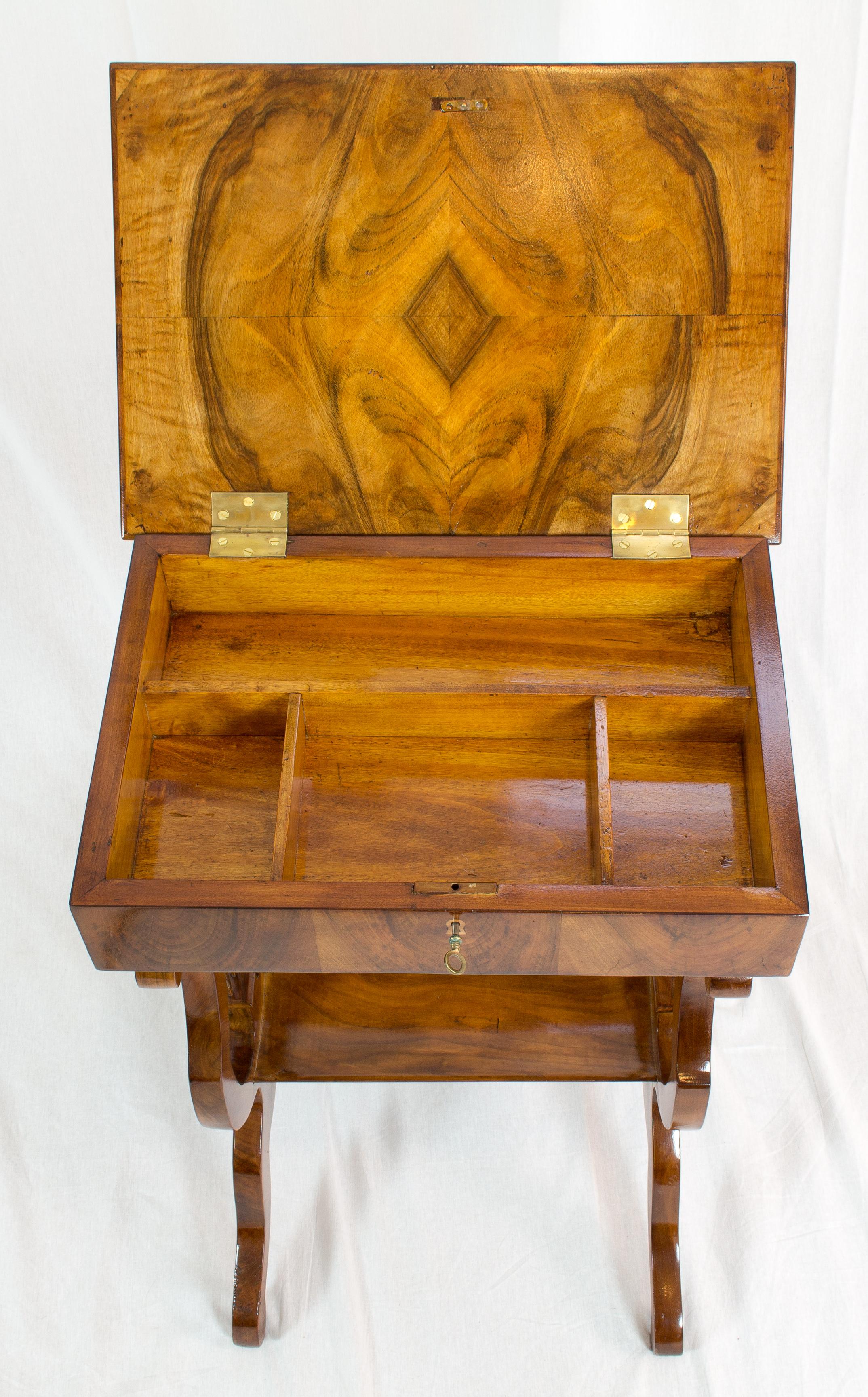 19th Century Biedermeier Lyra Walnut Sewing or Side Table In Good Condition In Darmstadt, DE