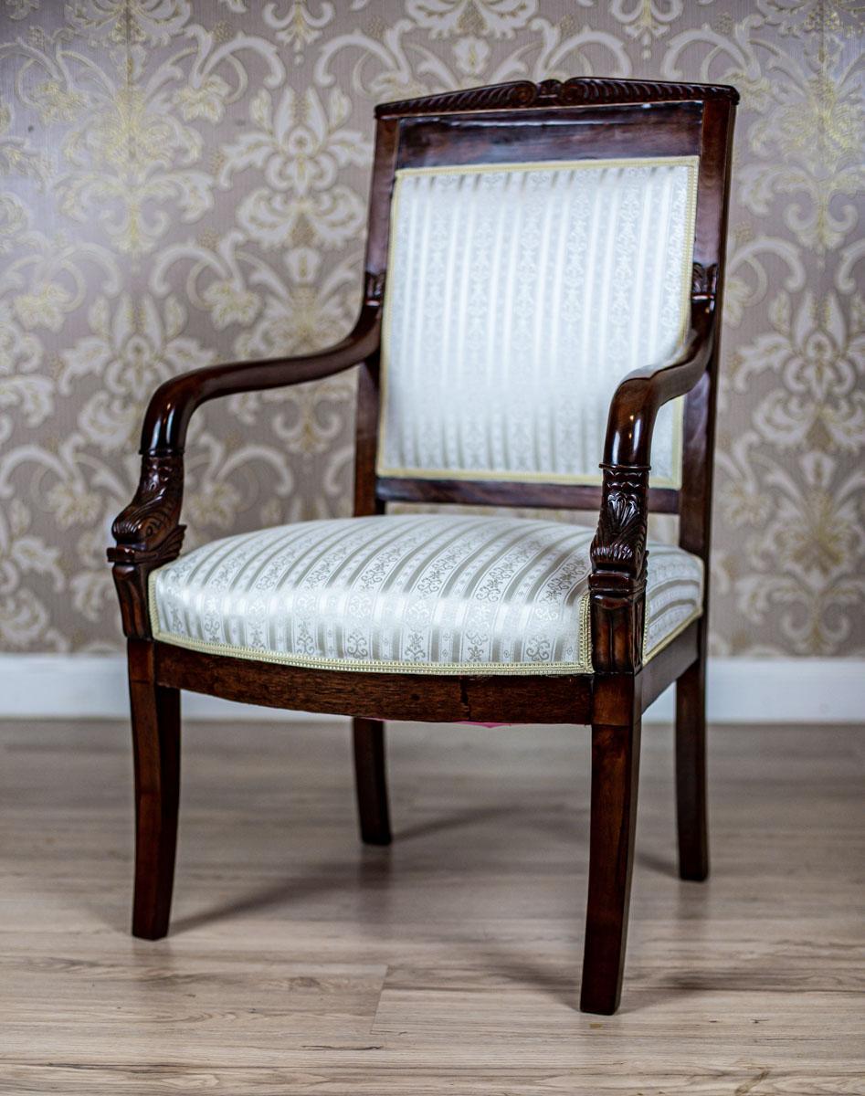 Biedermeier-Mahagoni-Sessel aus dem 19. Jahrhundert mit hellem Stoffbezug

Die Armlehnen enden mit Verzierungen in Form von Vogelköpfen.
Die Sesselbeine sind gerade.
Außerdem ist die Rückenlehne mit einer zarten Blumenverzierung versehen.

Dieses