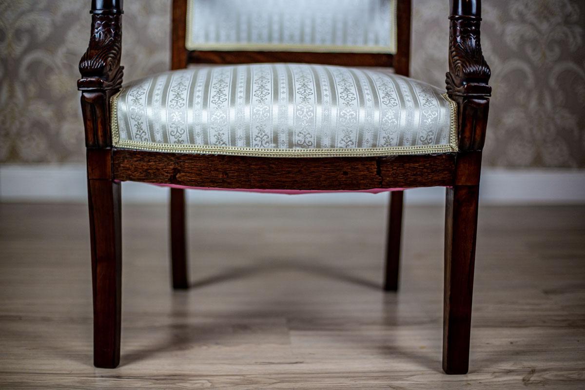 Biedermeier-Mahagoni-Sessel aus dem 19. Jahrhundert mit hellem Stoffbezug im Zustand „Gut“ im Angebot in Opole, PL