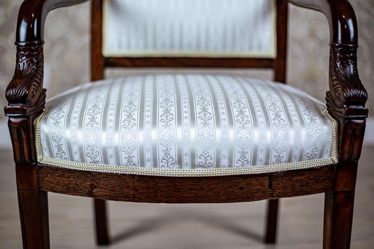 Tissu d'ameublement Fauteuil Biedermeier en acajou du 19e siècle, tapissé clair en vente