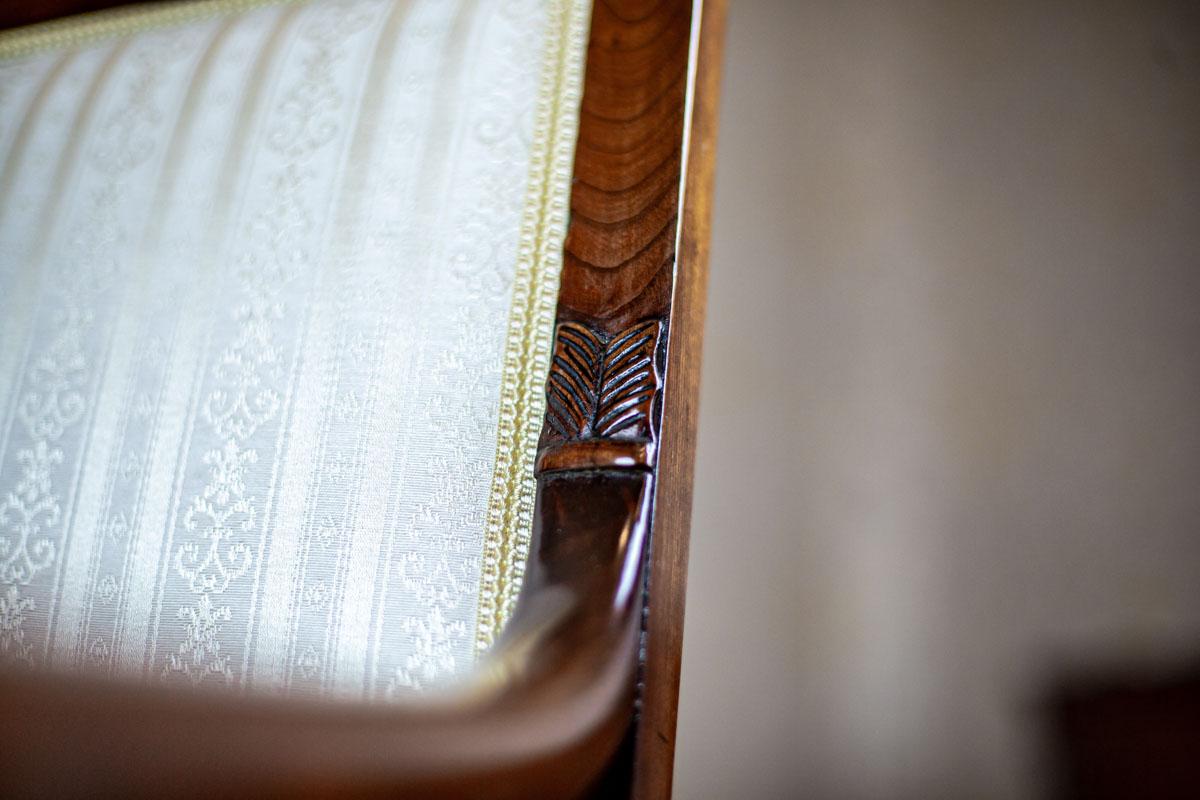 Biedermeier-Mahagoni-Sessel aus dem 19. Jahrhundert mit hellem Stoffbezug im Angebot 4