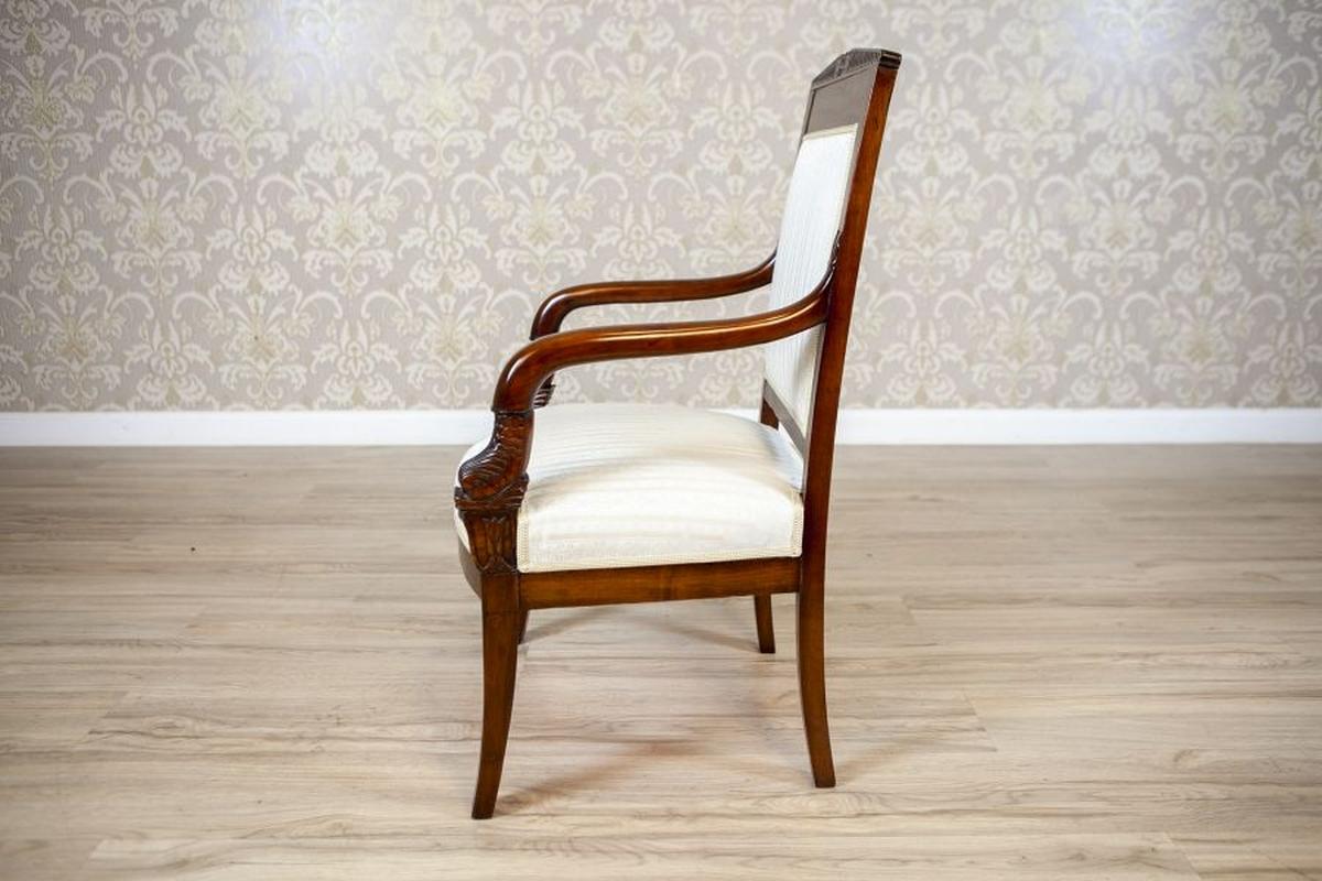 Poltrona Biedermeier del XIX secolo in mogano con tappezzeria chiara, 1890

I braccioli sono impreziositi da decorazioni a forma di testa di uccello. La sedia presenta gambe dritte e la parte superiore dello schienale è rifinita con un delicato