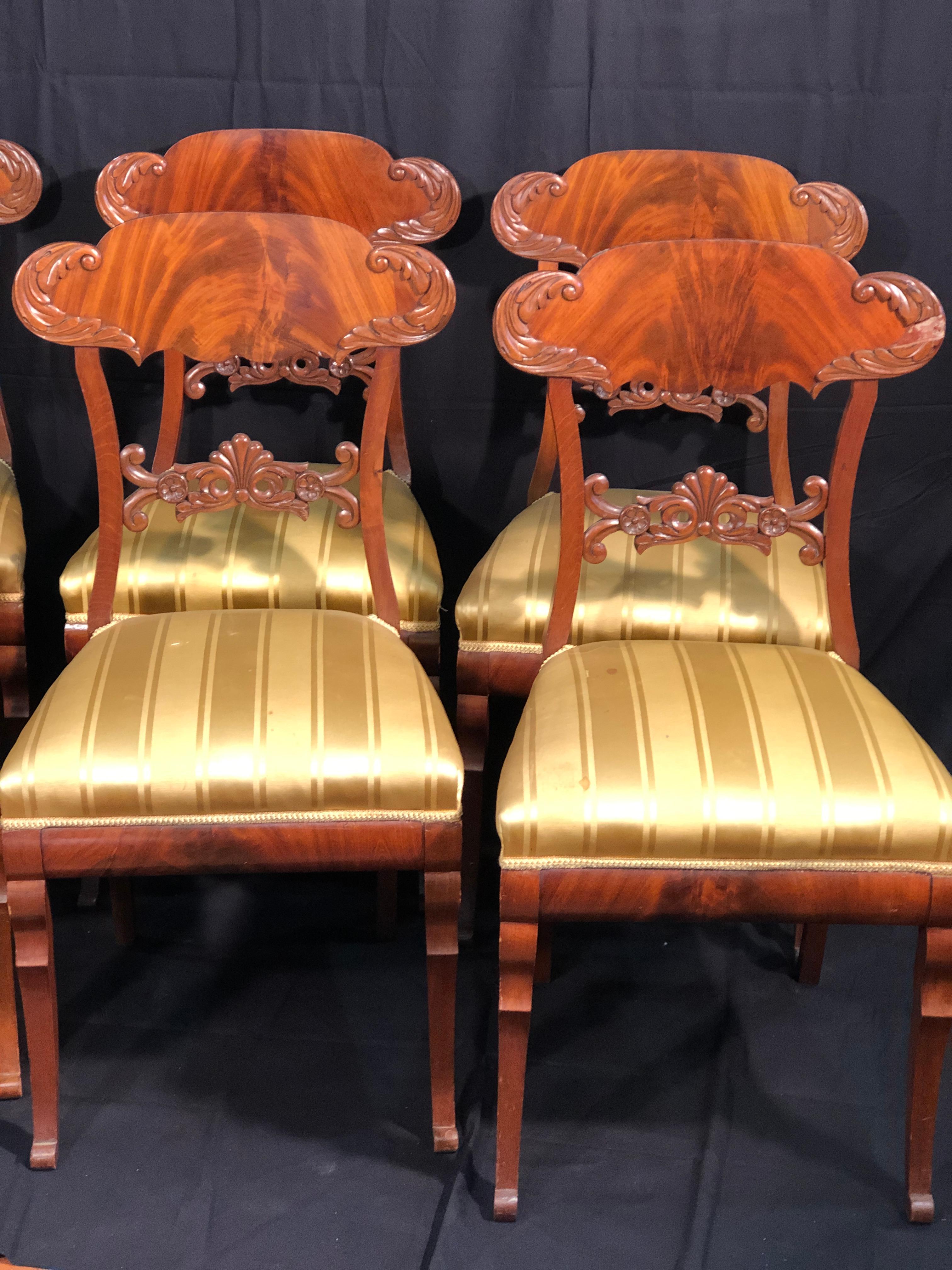 Set of eight Biedermeier chairs, in mahogany, with carved backs and shapely, elegant and well proportioned legs, like almost all the furniture in this style, they are very well suited to even modern furniture, late 19th century. To be restored.