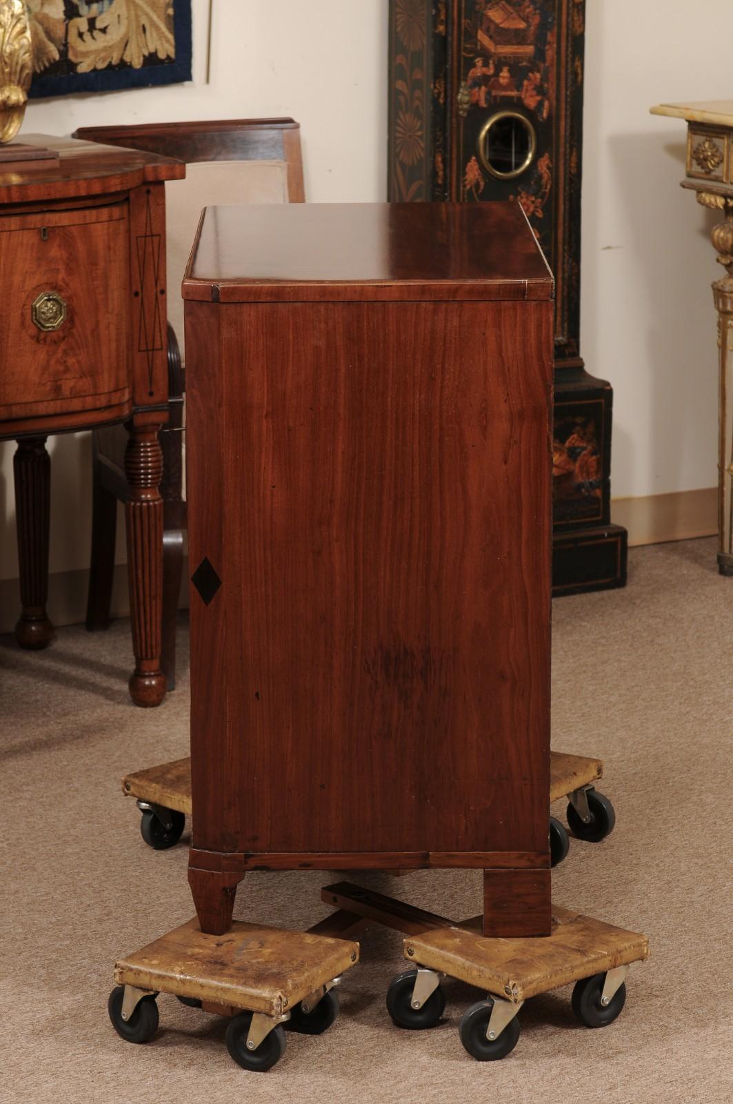 Pequeña cómoda de caoba Biedermeier del siglo XIX en venta 7