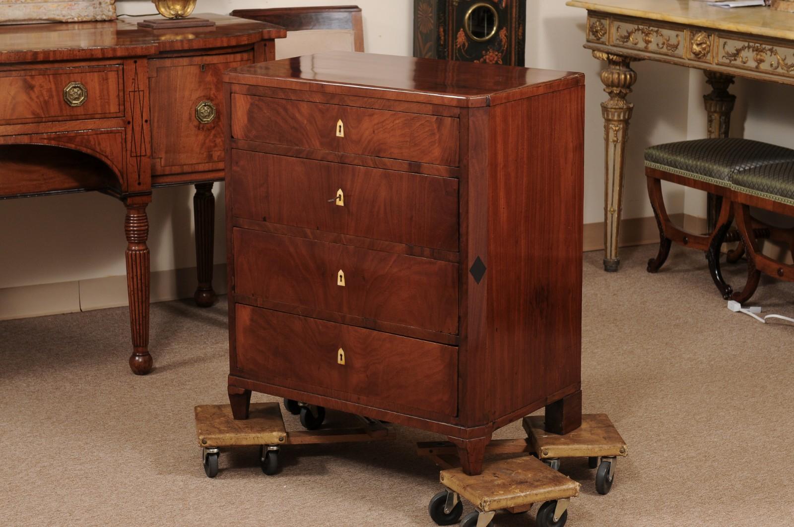 Pequeña cómoda de caoba Biedermeier del siglo XIX en venta 8