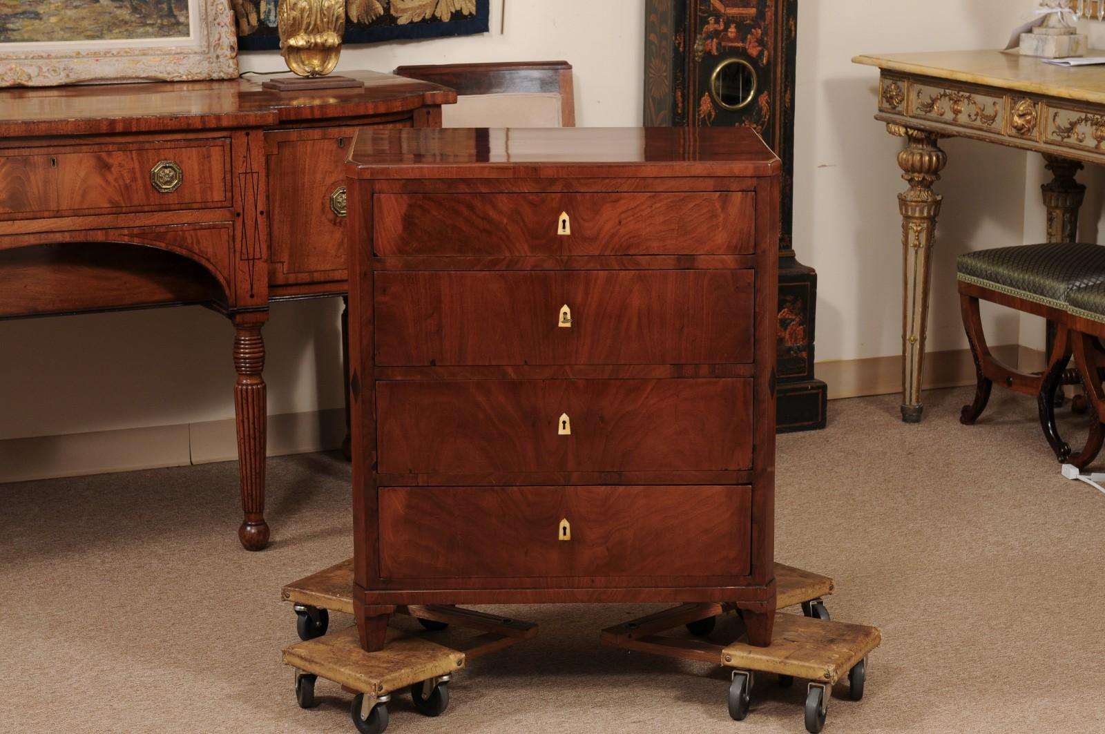 Pequeña cómoda de caoba Biedermeier del siglo XIX en venta 9