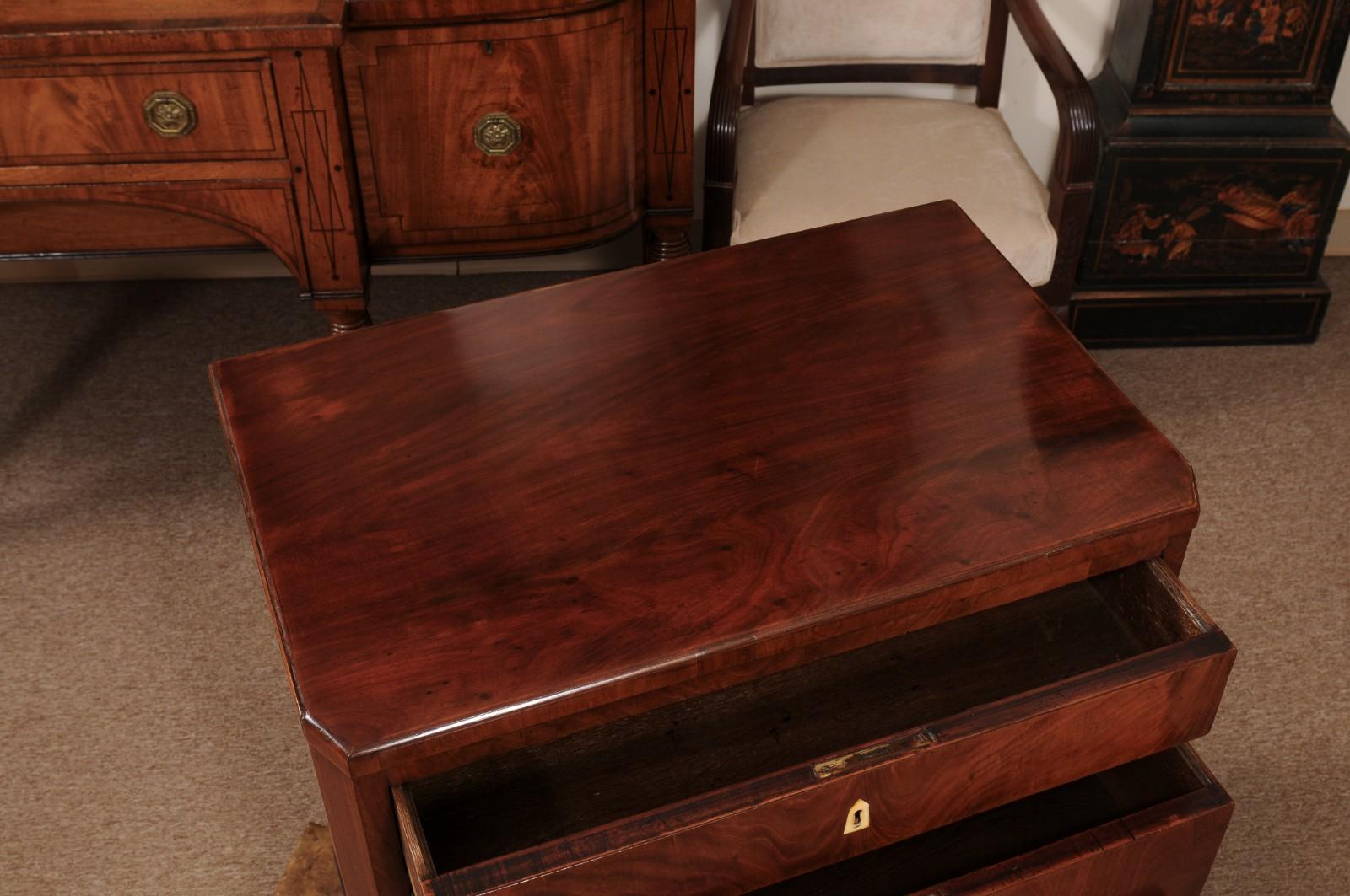 Pequeña cómoda de caoba Biedermeier del siglo XIX en venta 2