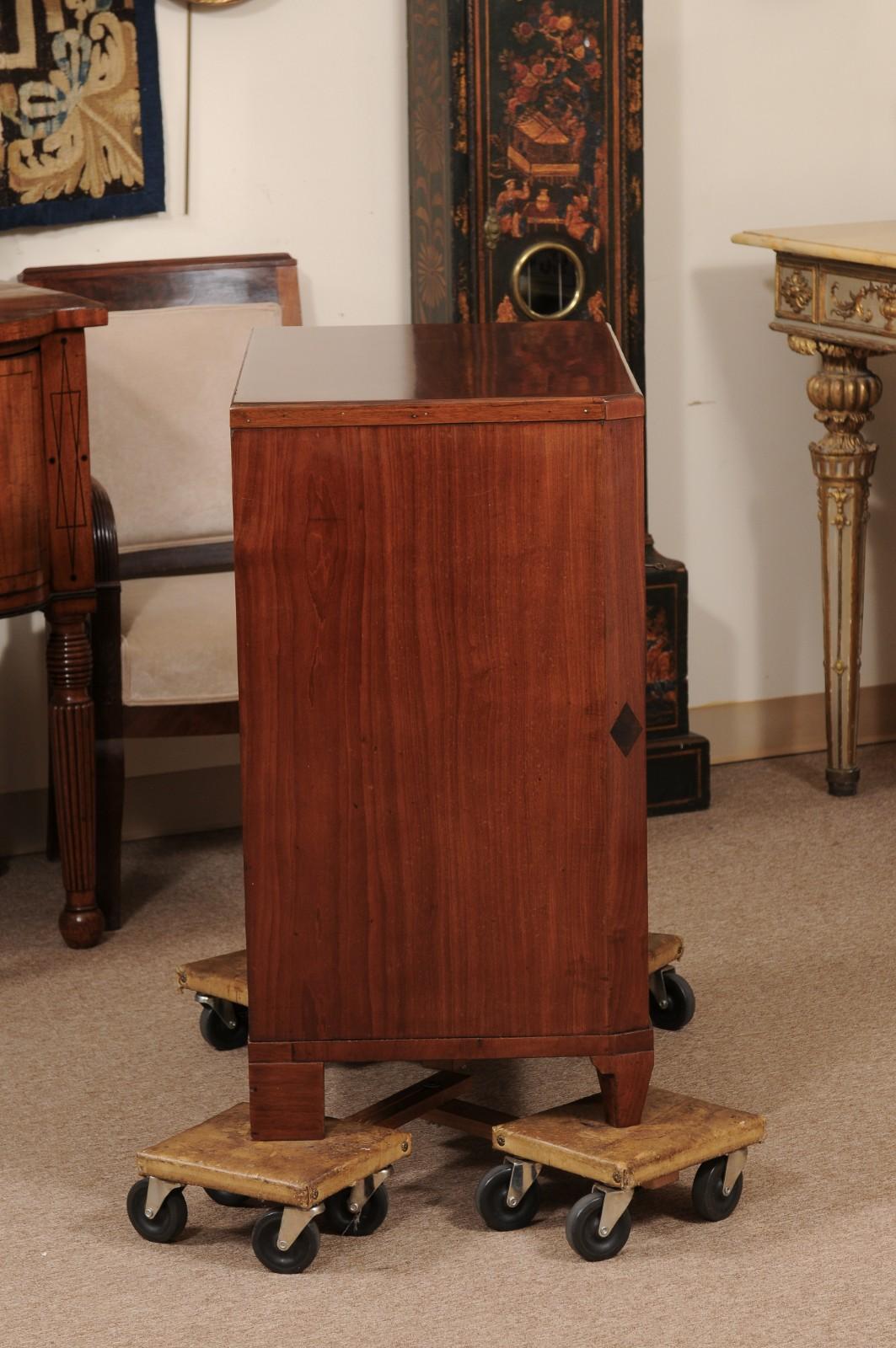 Pequeña cómoda de caoba Biedermeier del siglo XIX en venta 3