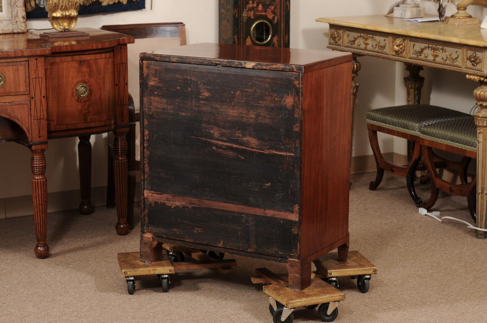 Pequeña cómoda de caoba Biedermeier del siglo XIX en venta 4