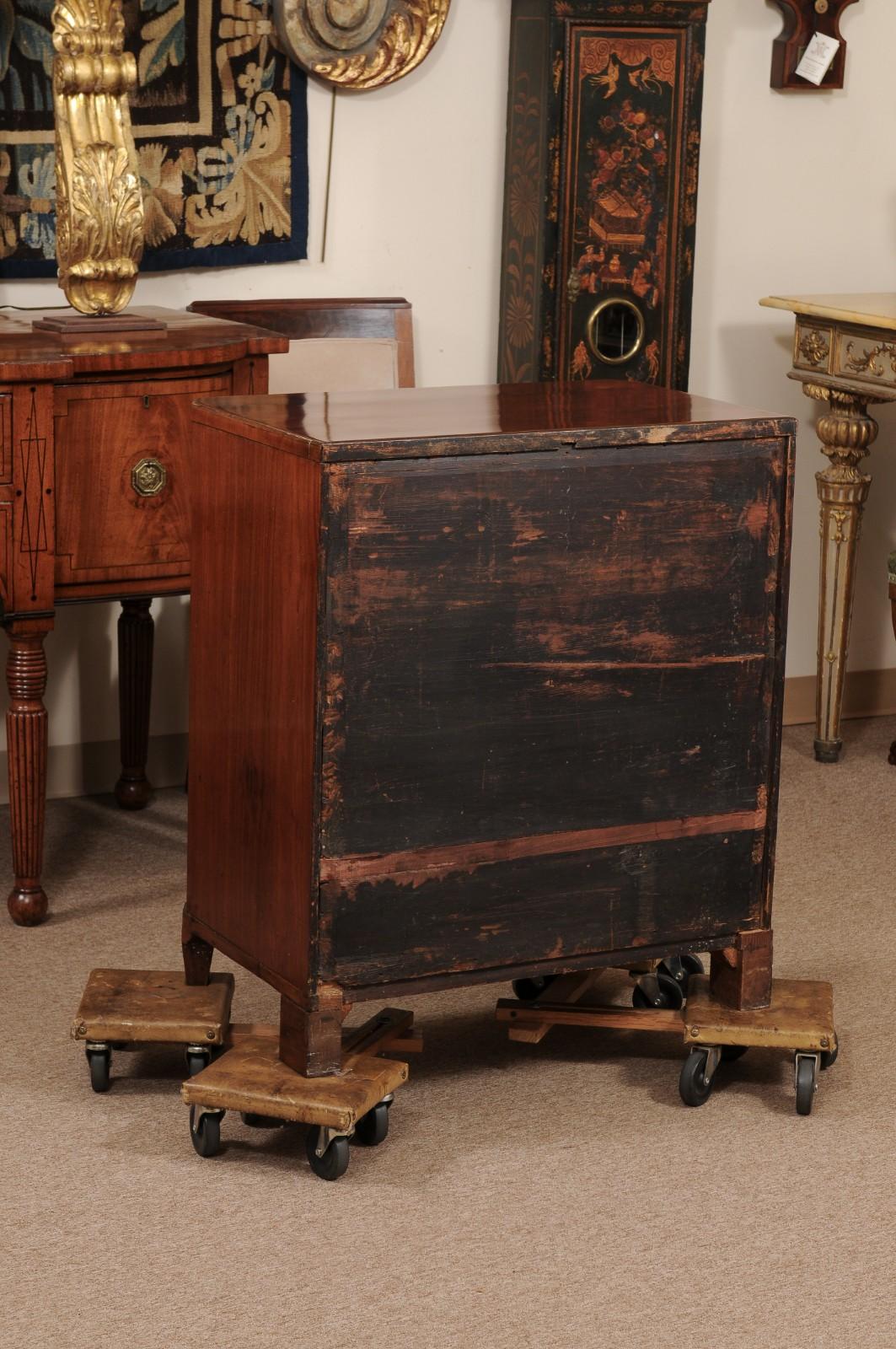 Pequeña cómoda de caoba Biedermeier del siglo XIX en venta 6