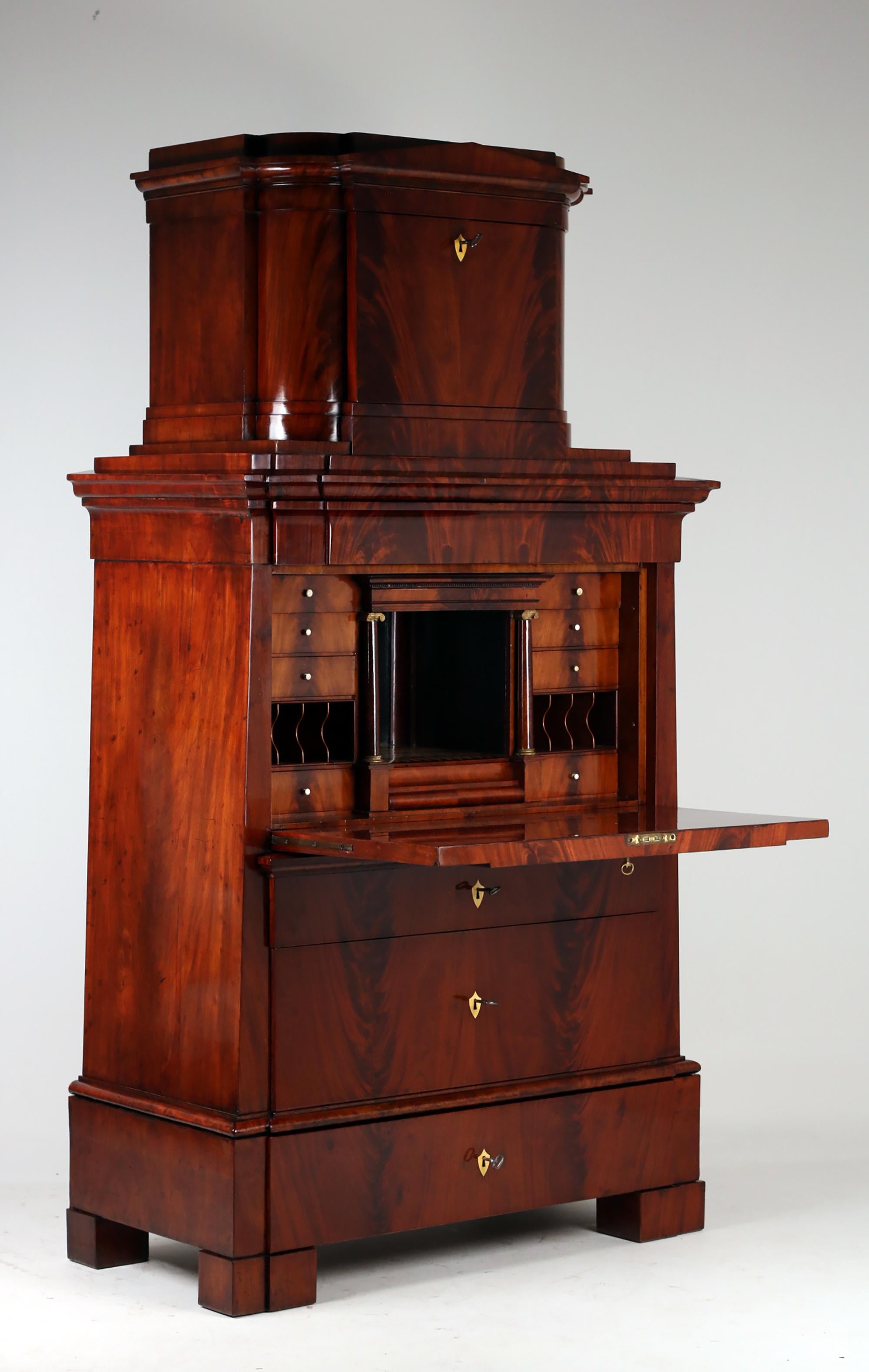 Mogano Segreteria in mogano Biedermeier del XIX secolo in vendita
