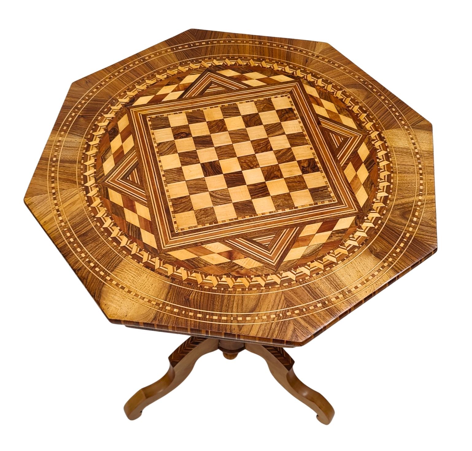 19th Century Biedermeier Marquetry Chess Table In Good Condition For Sale In Darmstadt, DE