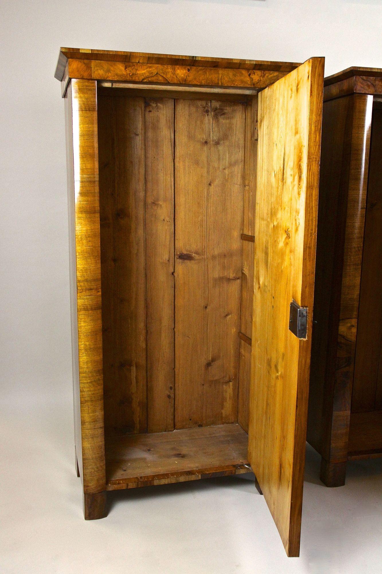 Armadi in legno di noce Biedermeier del XIX secolo, Austria, 1830 circa In condizioni buone in vendita a Lichtenberg, AT