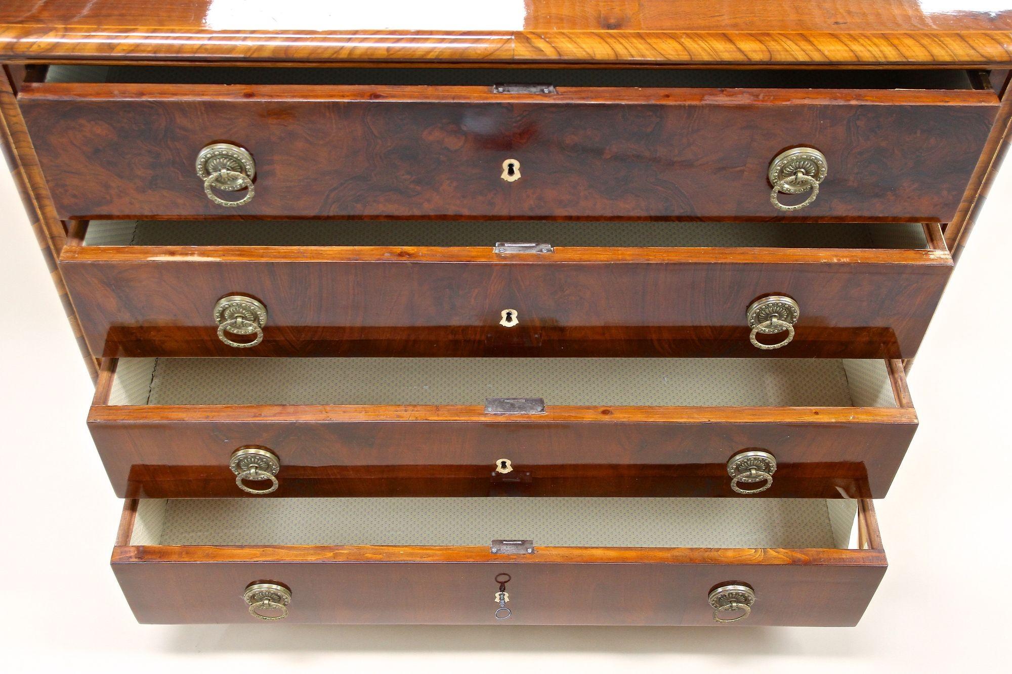 19th Century Biedermeier Nutwood Chest of Drawers/ Commode, Austria ca. 1840 For Sale 4