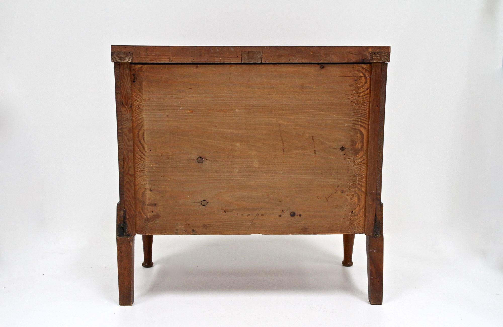 Cassettiera in legno di noce Biedermeier del XIX secolo, Austria, 1840 ca. in vendita 4