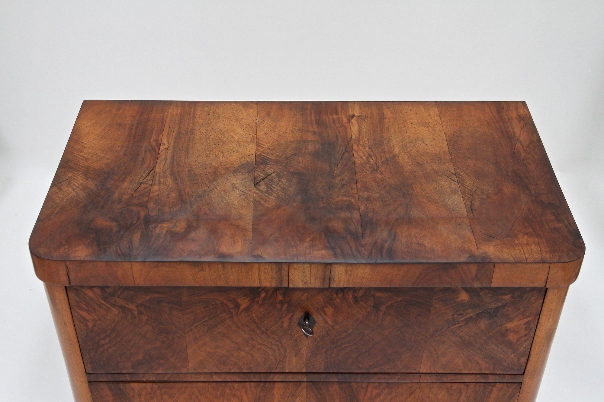 Cassettiera in legno di noce Biedermeier del XIX secolo, Austria, 1840 ca. in vendita 8