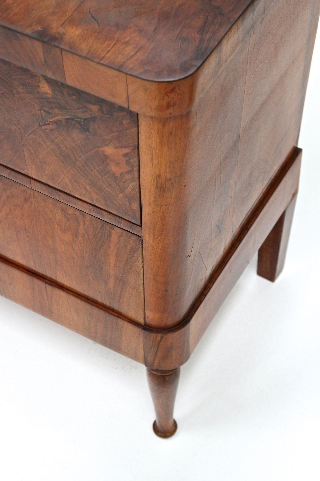Cassettiera in legno di noce Biedermeier del XIX secolo, Austria, 1840 ca. in vendita 9