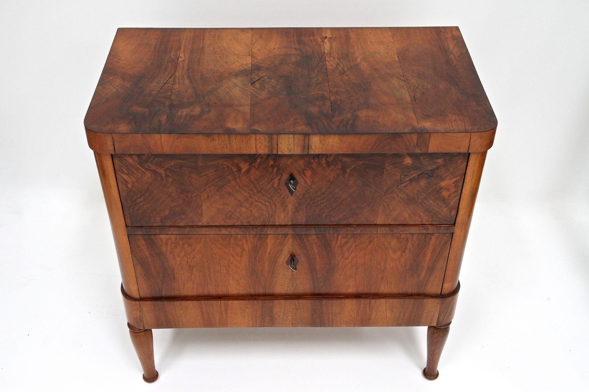 Austriaco Cassettiera in legno di noce Biedermeier del XIX secolo, Austria, 1840 ca. in vendita
