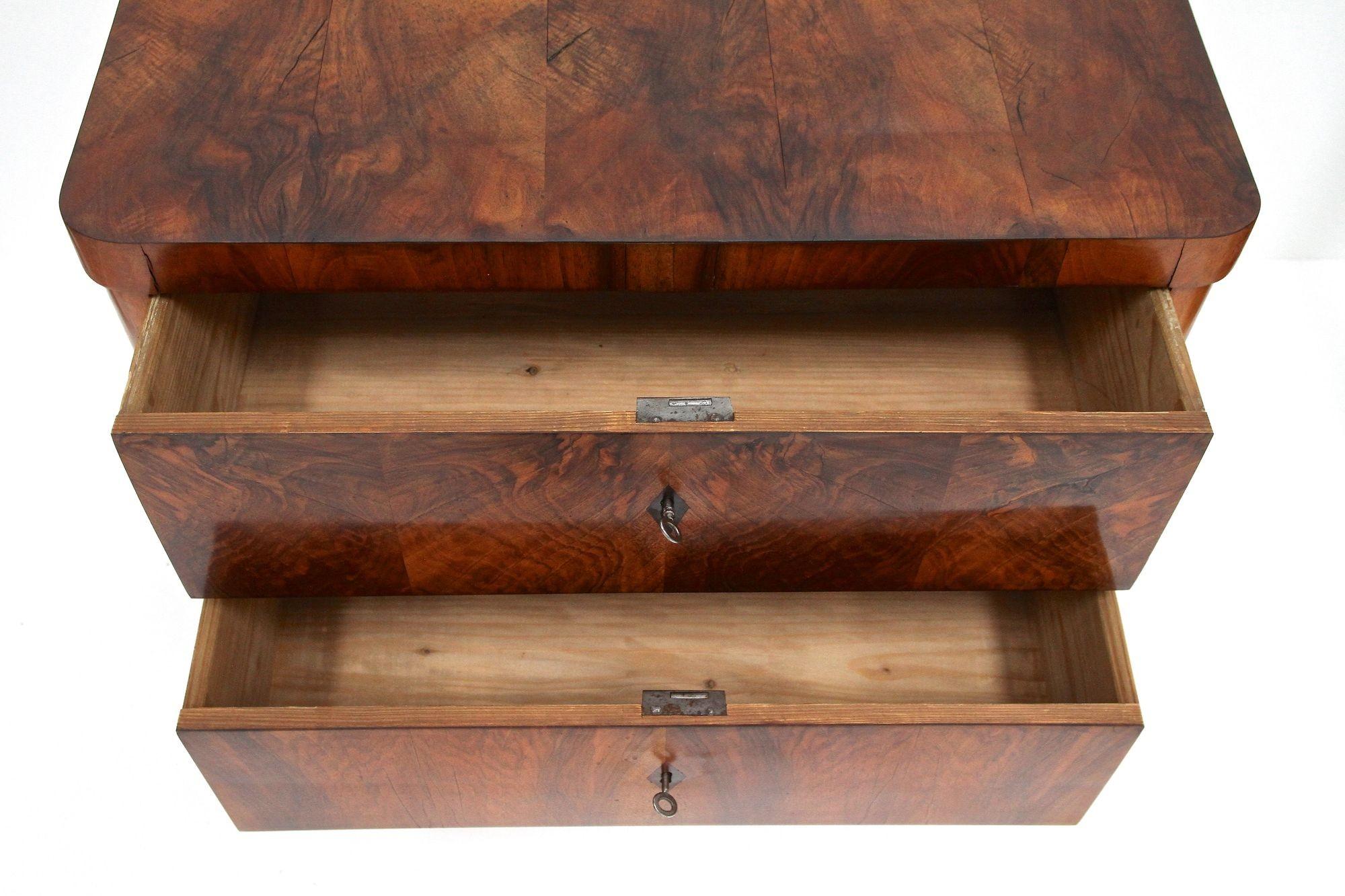 Lucidato Cassettiera in legno di noce Biedermeier del XIX secolo, Austria, 1840 ca. in vendita