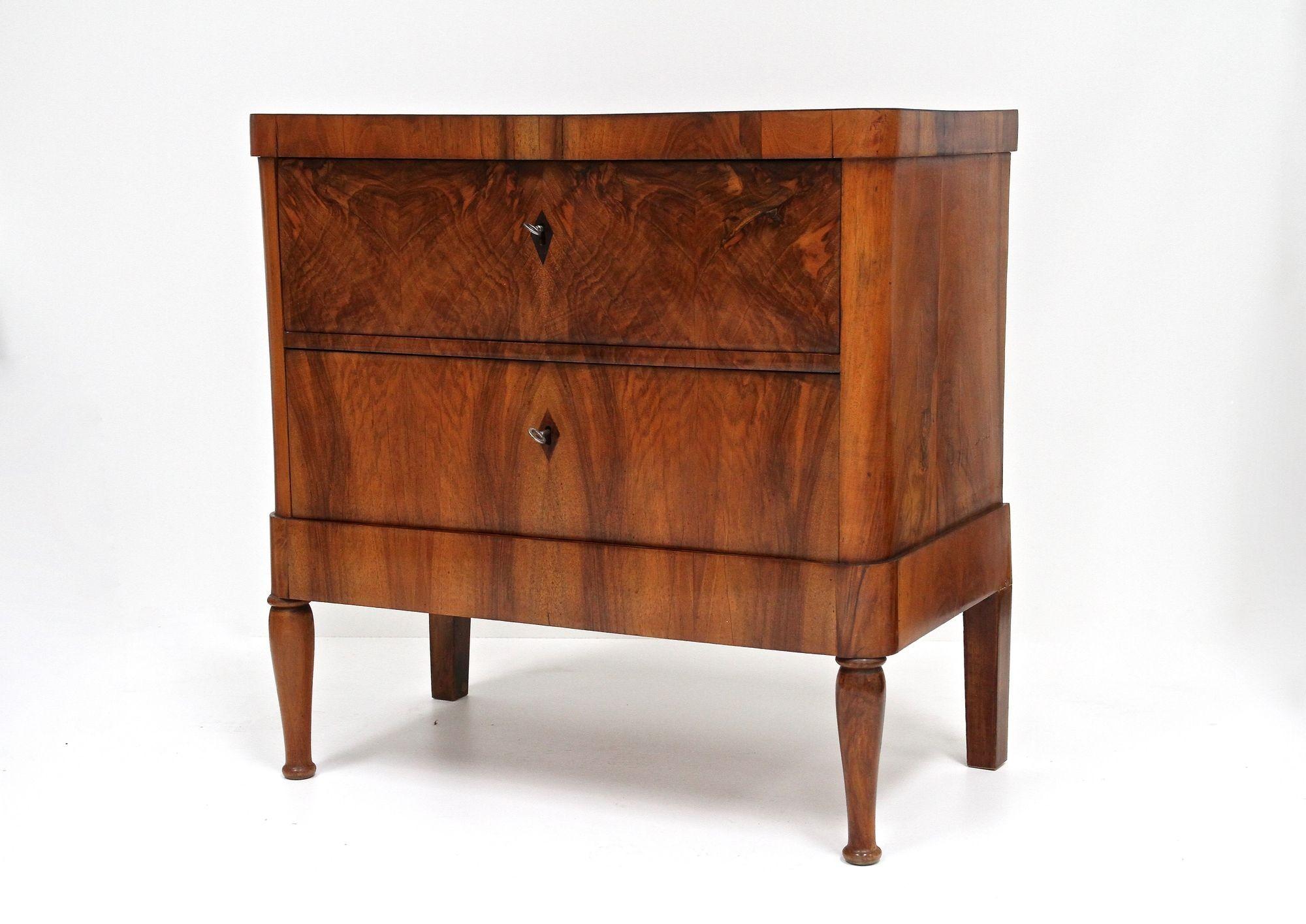 Cassettiera in legno di noce Biedermeier del XIX secolo, Austria, 1840 ca. In condizioni buone in vendita a Lichtenberg, AT