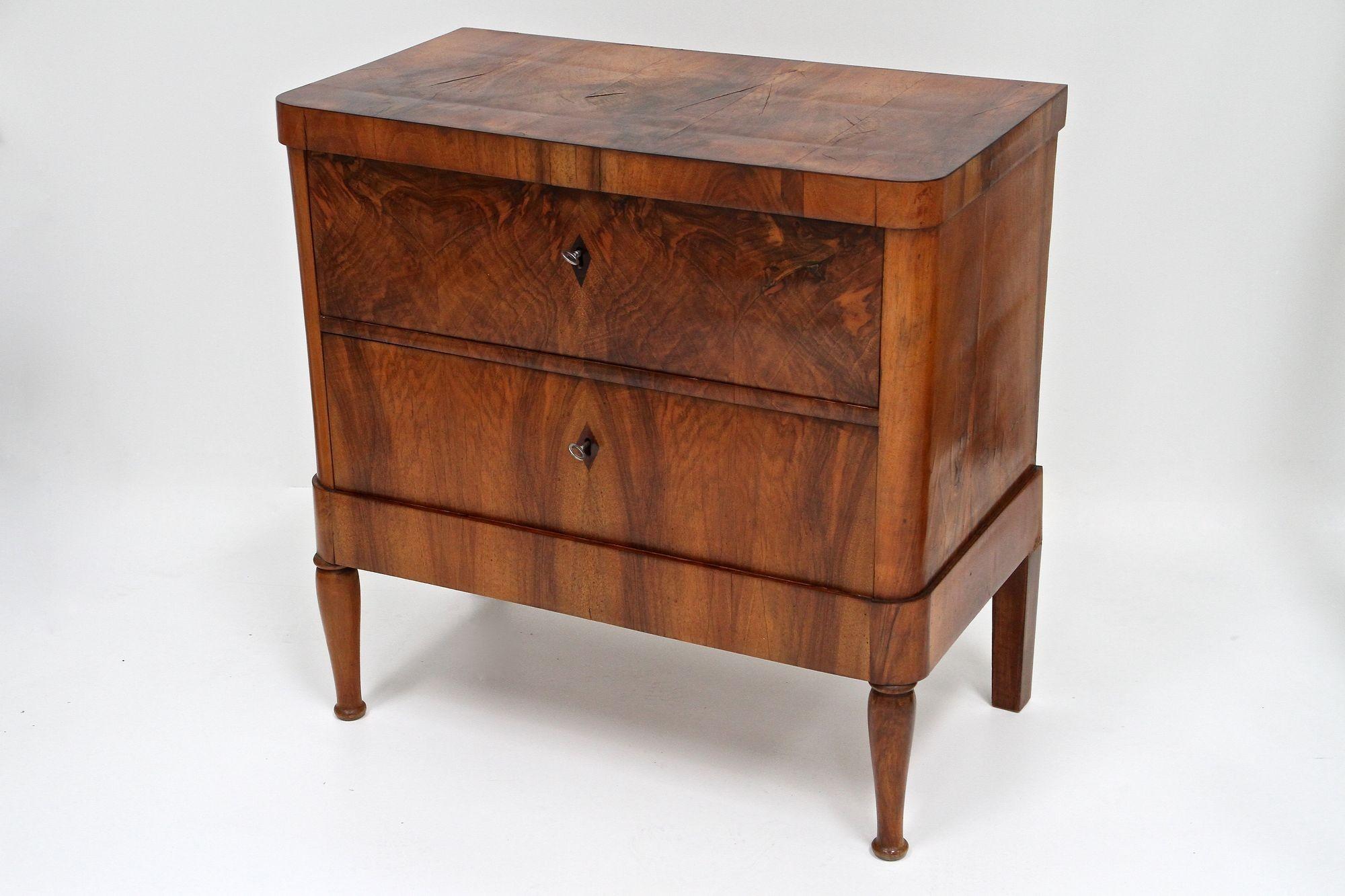 Noce Cassettiera in legno di noce Biedermeier del XIX secolo, Austria, 1840 ca. in vendita