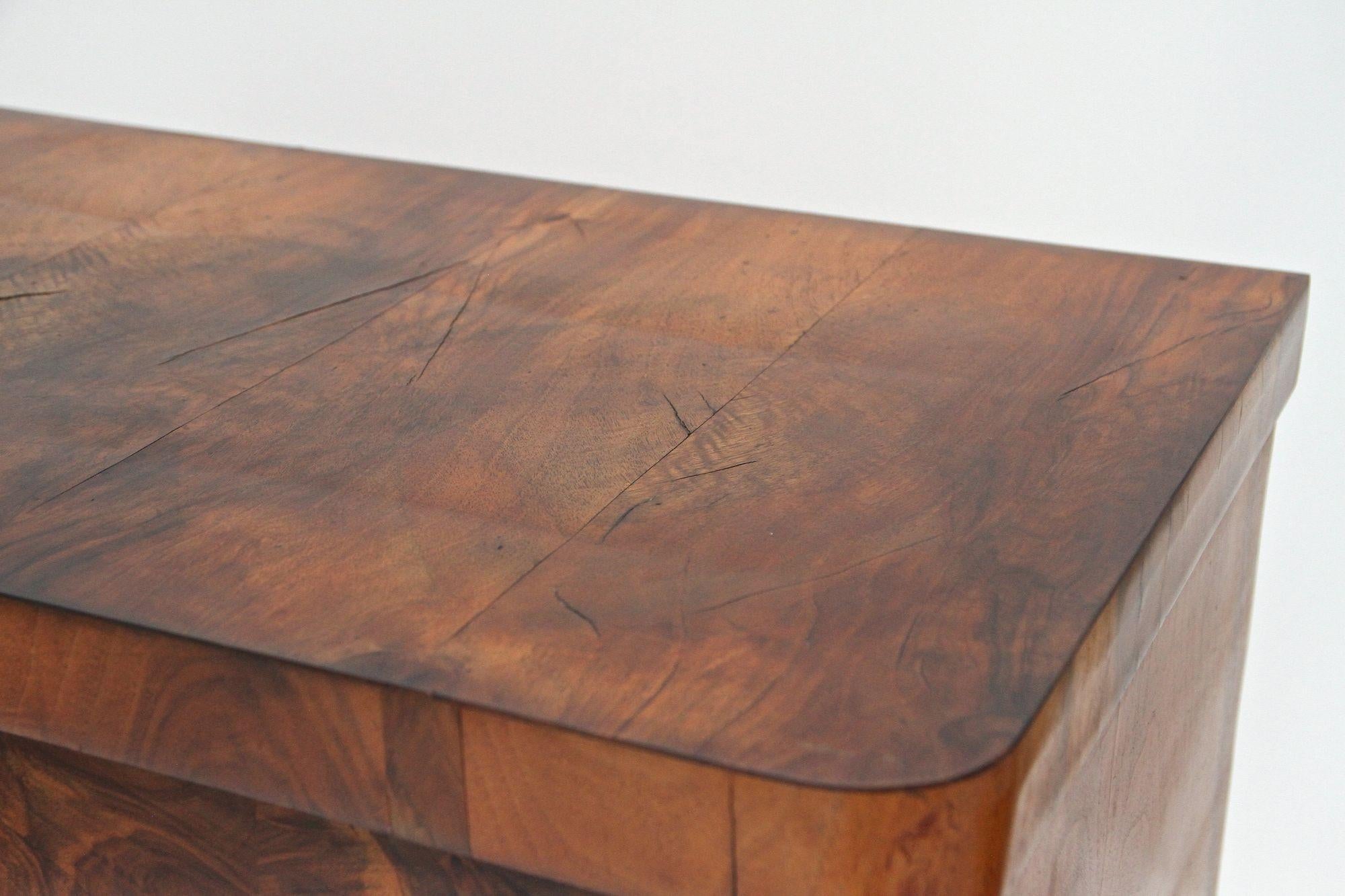 Cassettiera in legno di noce Biedermeier del XIX secolo, Austria, 1840 ca. in vendita 1