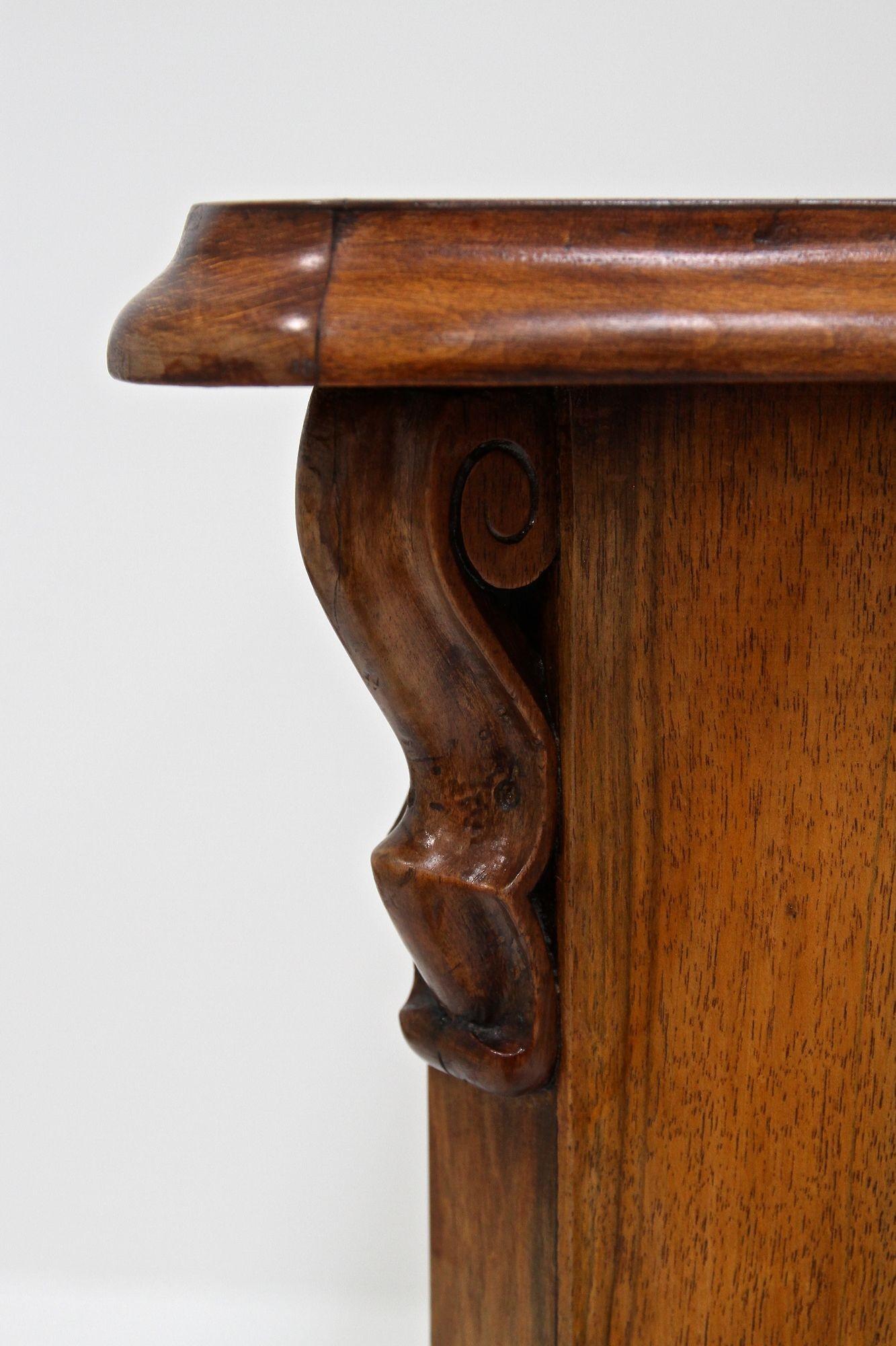 Biedermeier Kommode aus Nussbaumholz mit Schnitzereien aus dem 19. Jahrhundert, AT ca. 1850 im Angebot 5