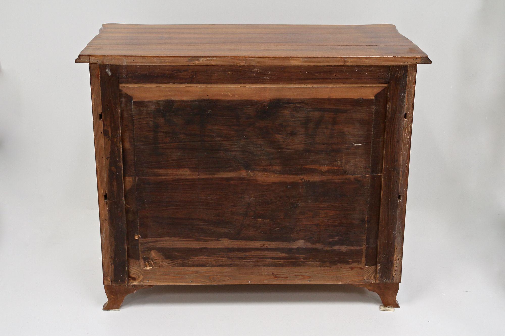 Biedermeier Kommode aus Nussbaumholz mit Schnitzereien aus dem 19. Jahrhundert, AT ca. 1850 im Angebot 6