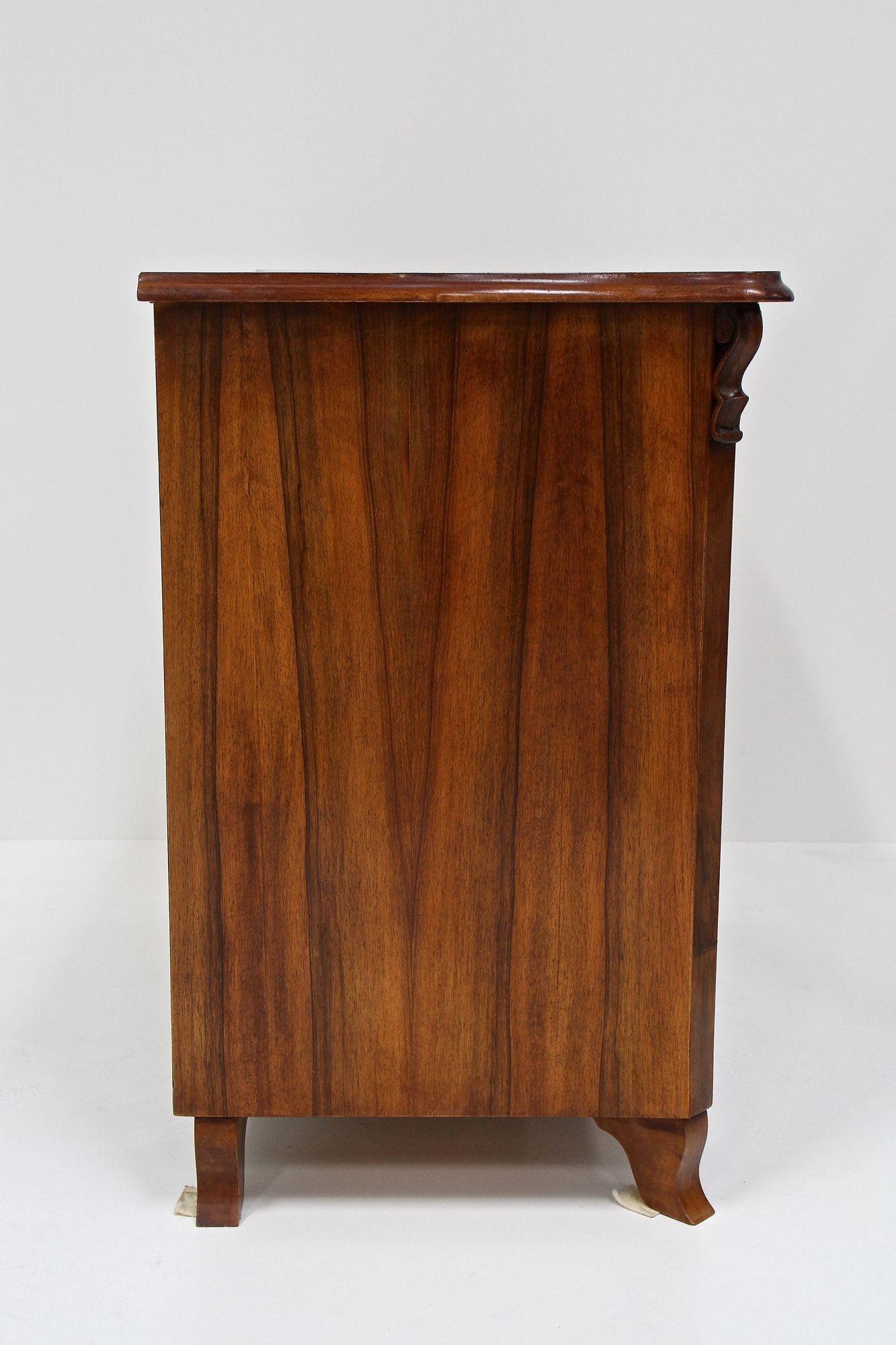 Biedermeier Kommode aus Nussbaumholz mit Schnitzereien aus dem 19. Jahrhundert, AT ca. 1850 im Angebot 7