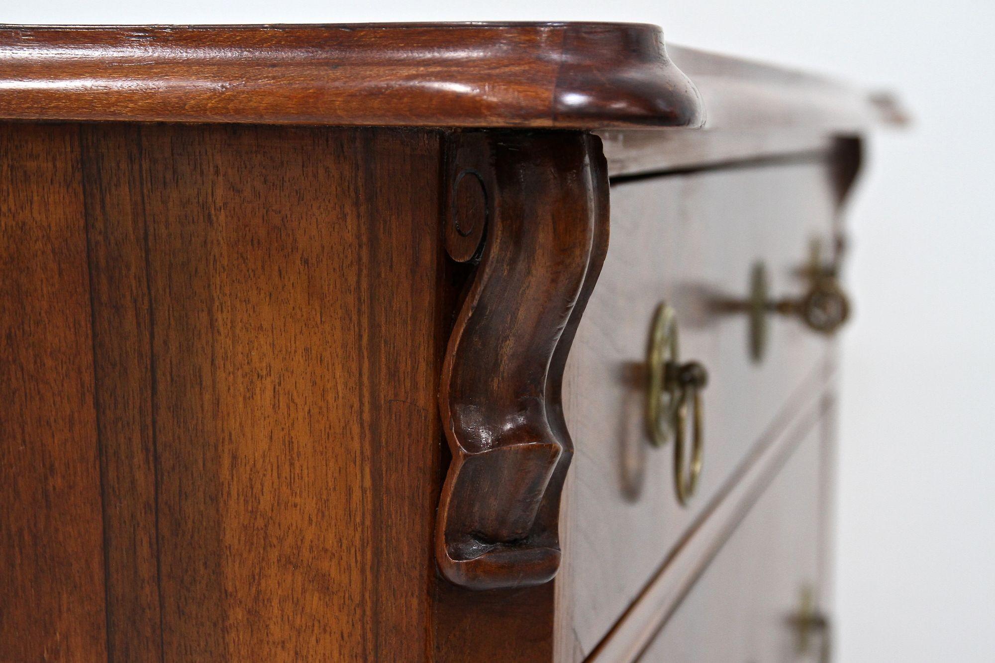 Biedermeier Kommode aus Nussbaumholz mit Schnitzereien aus dem 19. Jahrhundert, AT ca. 1850 im Angebot 9