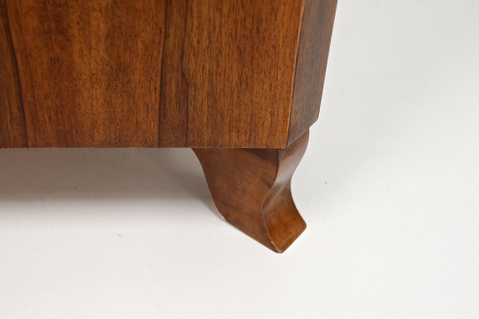 Biedermeier Kommode aus Nussbaumholz mit Schnitzereien aus dem 19. Jahrhundert, AT ca. 1850 im Angebot 12
