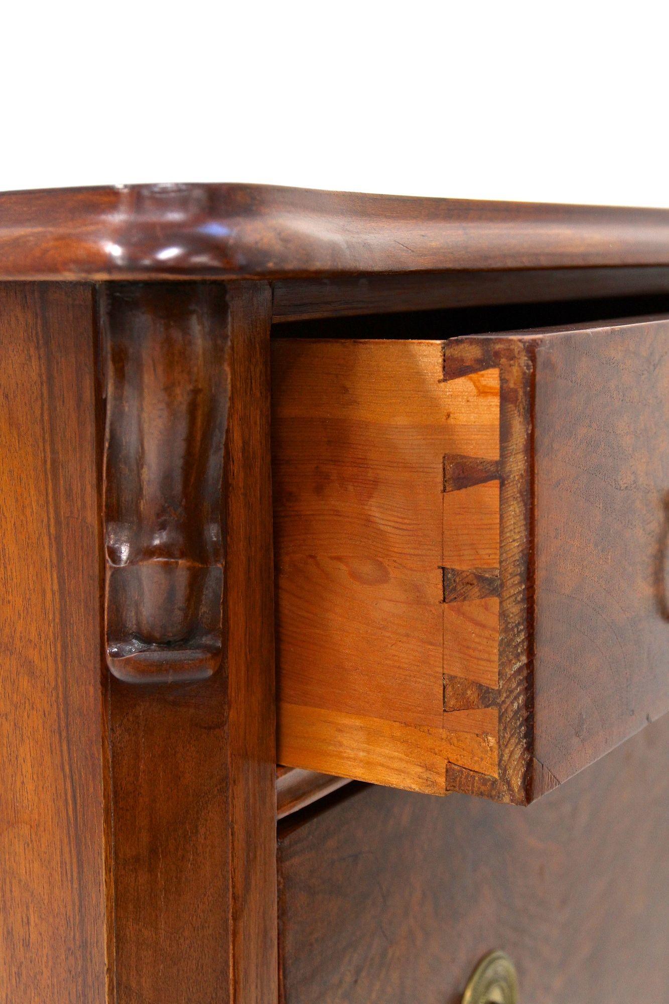 Biedermeier Kommode aus Nussbaumholz mit Schnitzereien aus dem 19. Jahrhundert, AT ca. 1850 im Angebot 13