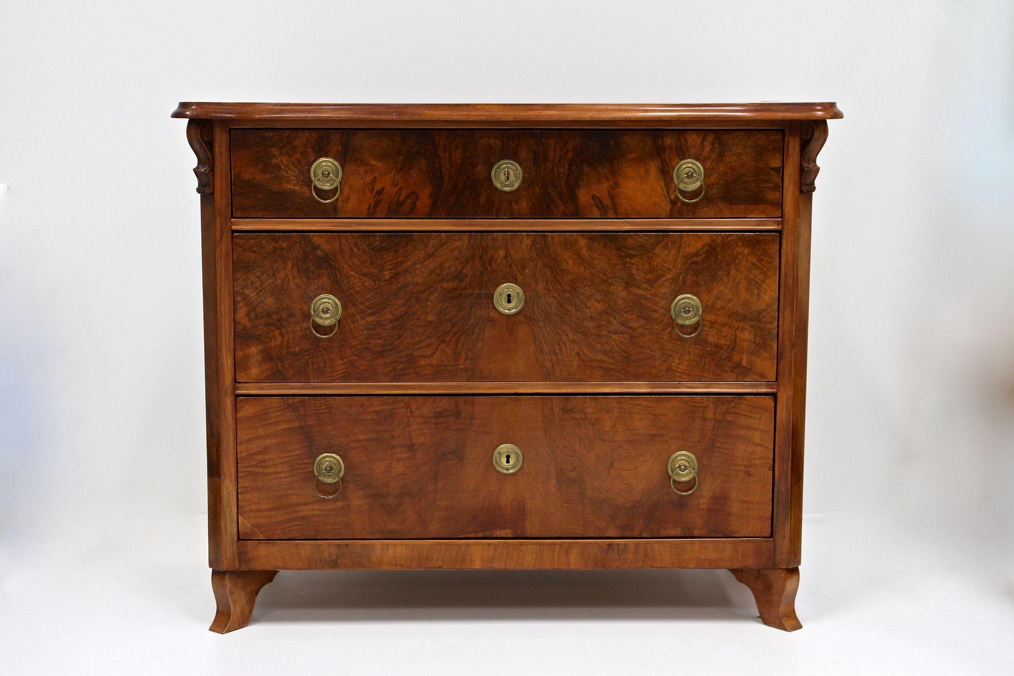 Biedermeier Kommode aus Nussbaumholz mit Schnitzereien aus dem 19. Jahrhundert, AT ca. 1850 (Österreichisch) im Angebot