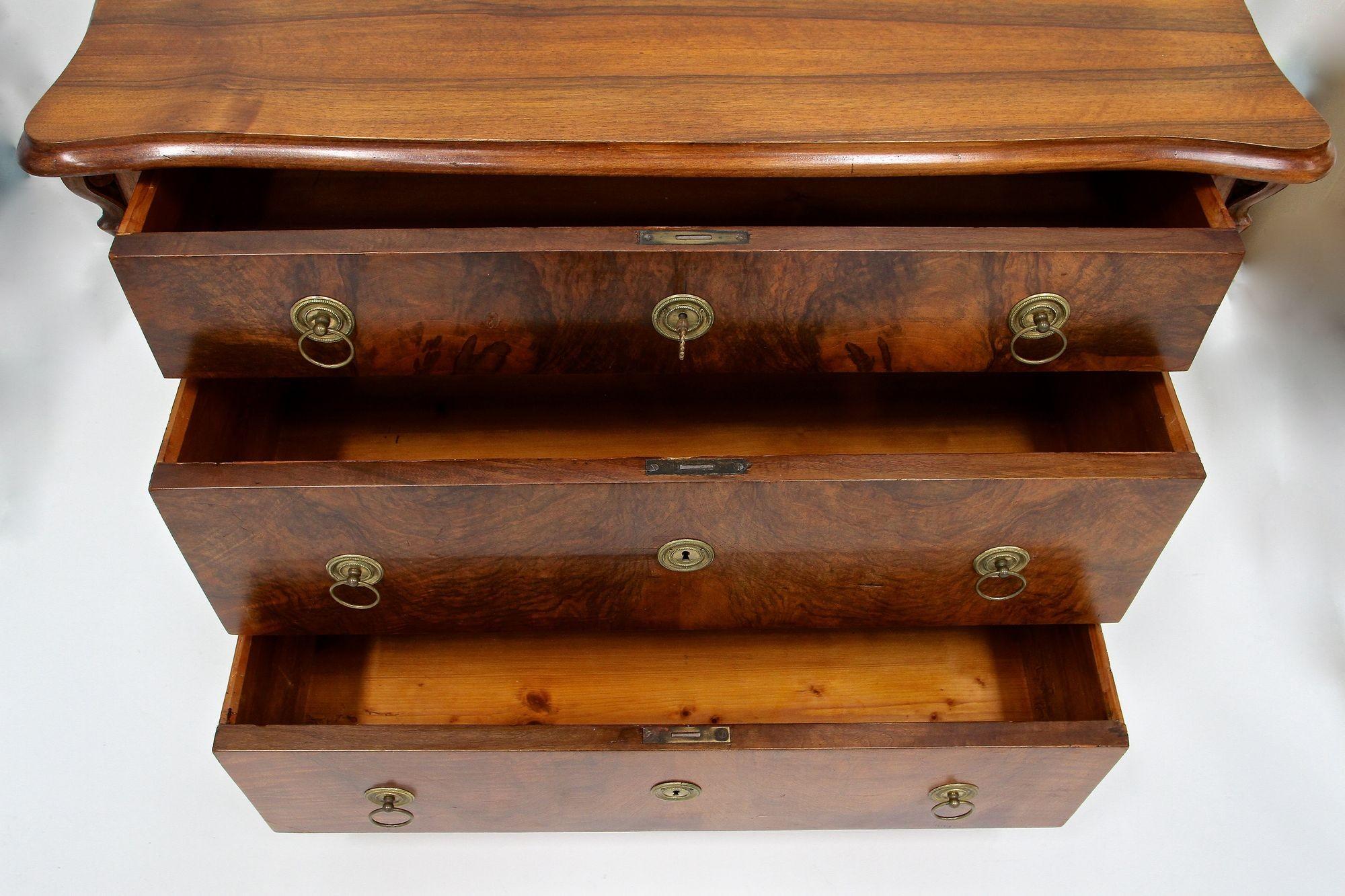 Biedermeier Kommode aus Nussbaumholz mit Schnitzereien aus dem 19. Jahrhundert, AT ca. 1850 (Poliert) im Angebot