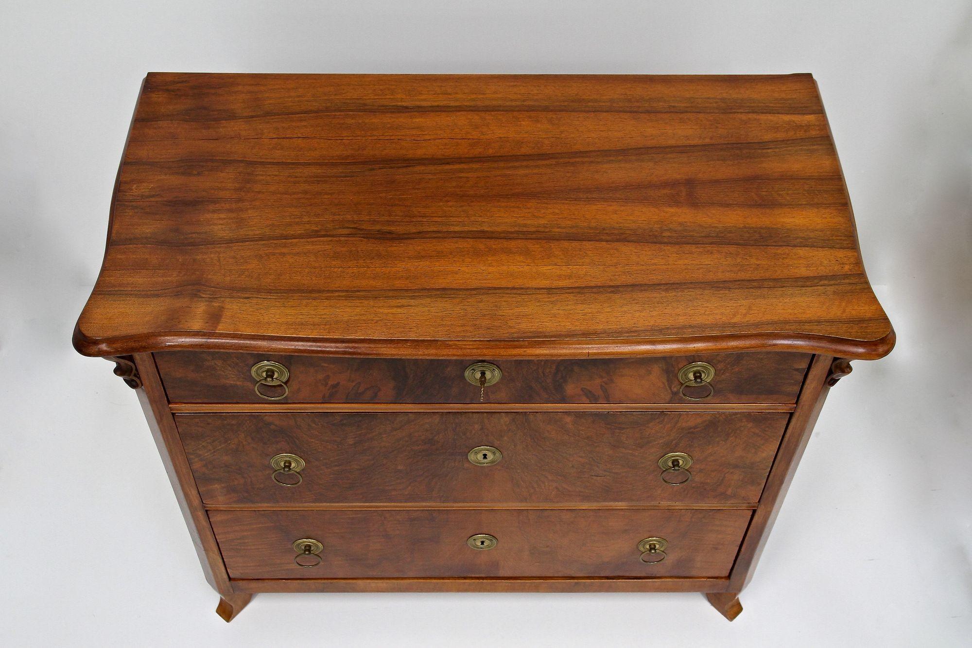 Biedermeier Kommode aus Nussbaumholz mit Schnitzereien aus dem 19. Jahrhundert, AT ca. 1850 (Messing) im Angebot