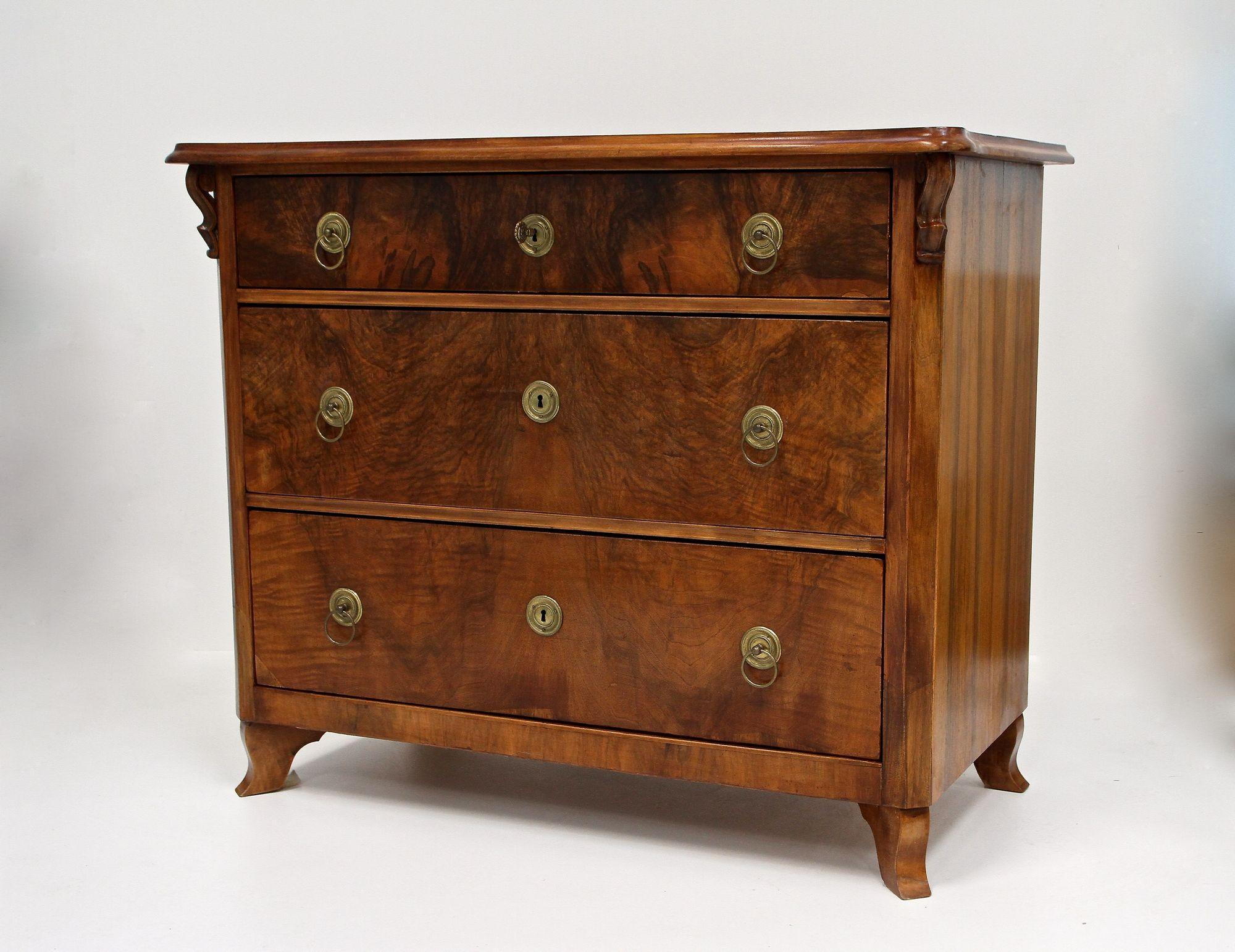 Biedermeier Kommode aus Nussbaumholz mit Schnitzereien aus dem 19. Jahrhundert, AT ca. 1850 im Angebot 1
