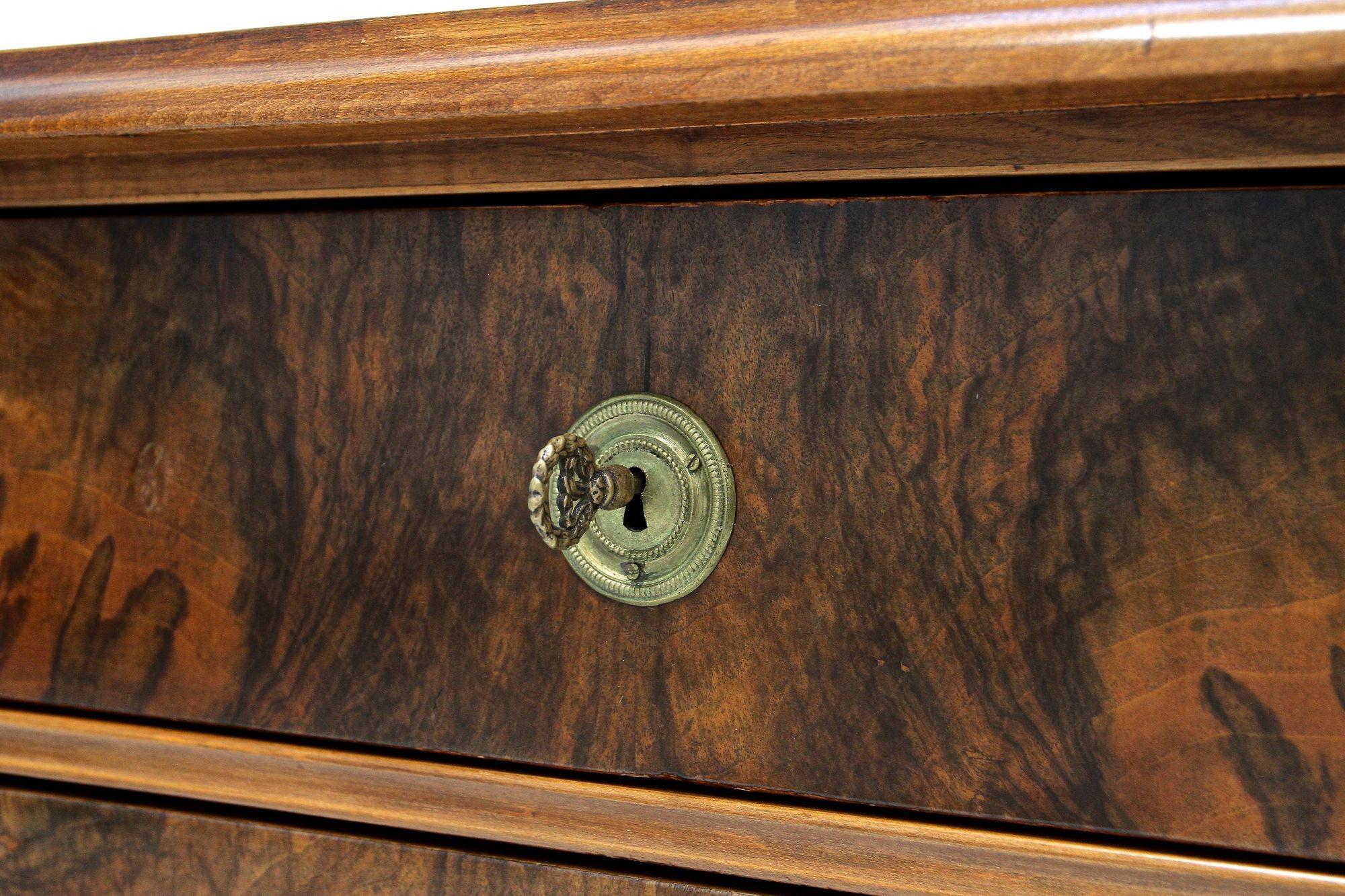 Biedermeier Kommode aus Nussbaumholz mit Schnitzereien aus dem 19. Jahrhundert, AT ca. 1850 im Angebot 2