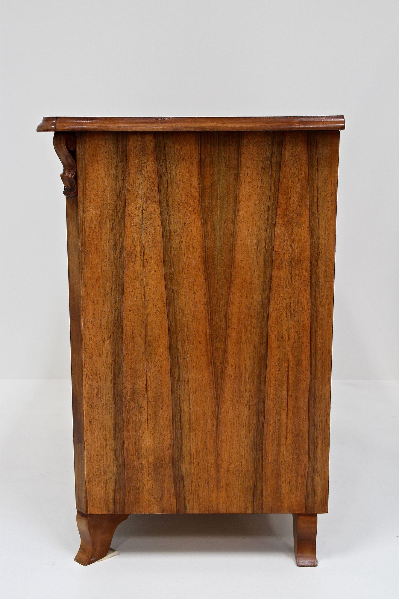 Biedermeier Kommode aus Nussbaumholz mit Schnitzereien aus dem 19. Jahrhundert, AT ca. 1850 im Angebot 3