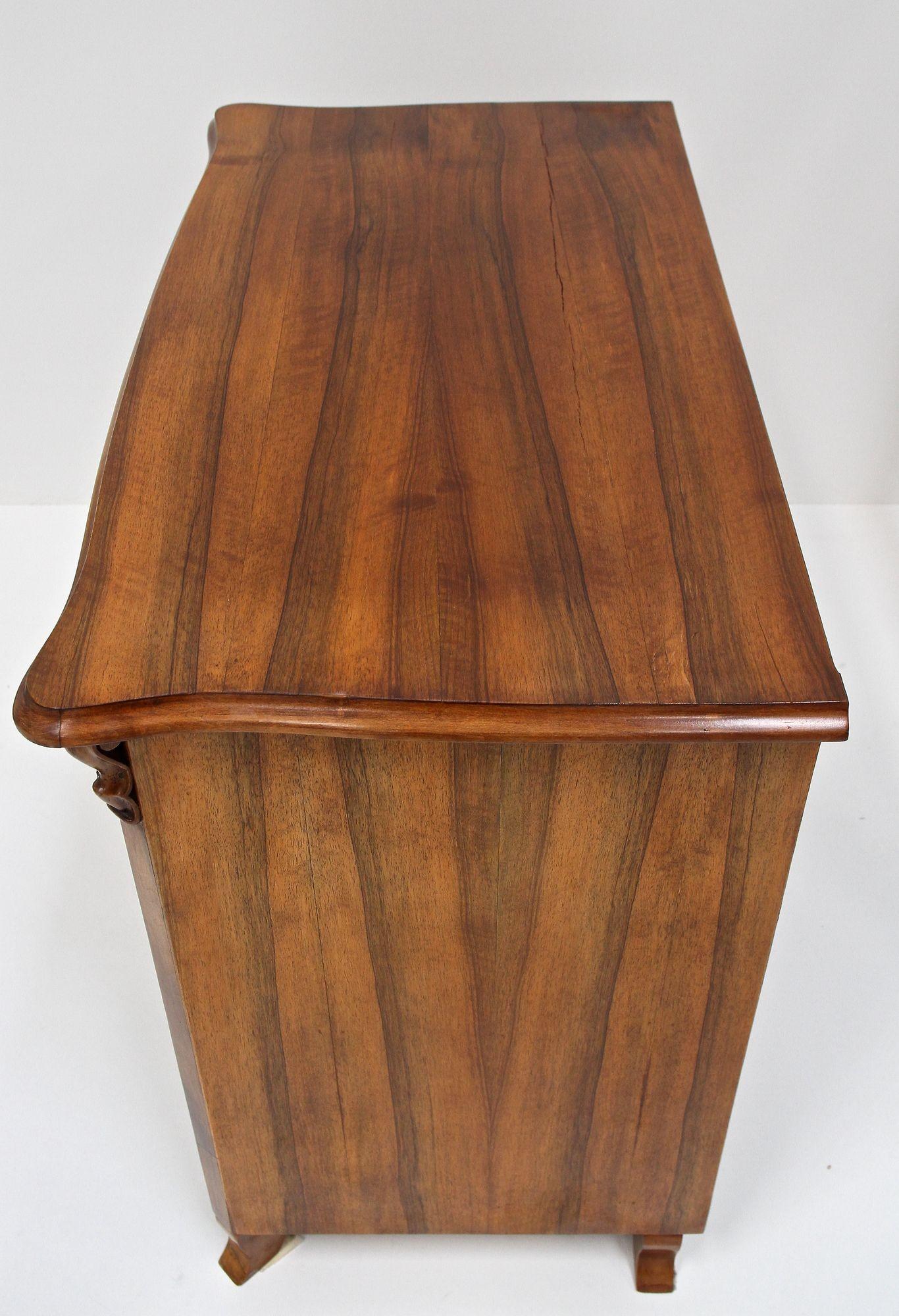 Biedermeier Kommode aus Nussbaumholz mit Schnitzereien aus dem 19. Jahrhundert, AT ca. 1850 im Angebot 4