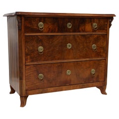 Cómoda Biedermeier de madera de nogal del siglo XIX con tallas, AT ca. 1850
