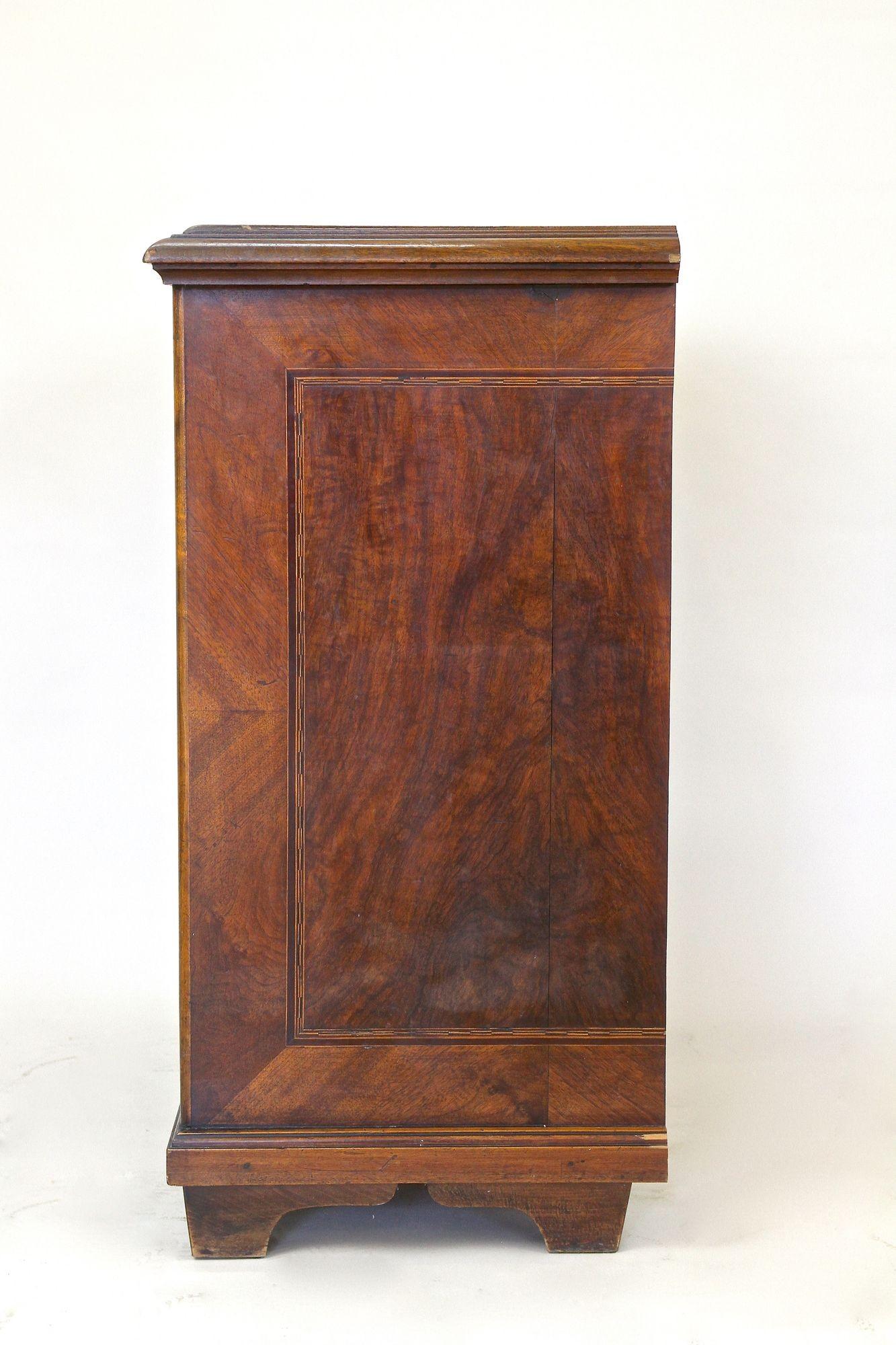 19th Century Biedermeier Nutwood Chest Of Drawers With Micro-Inlays, AT ca. 1850 For Sale 10