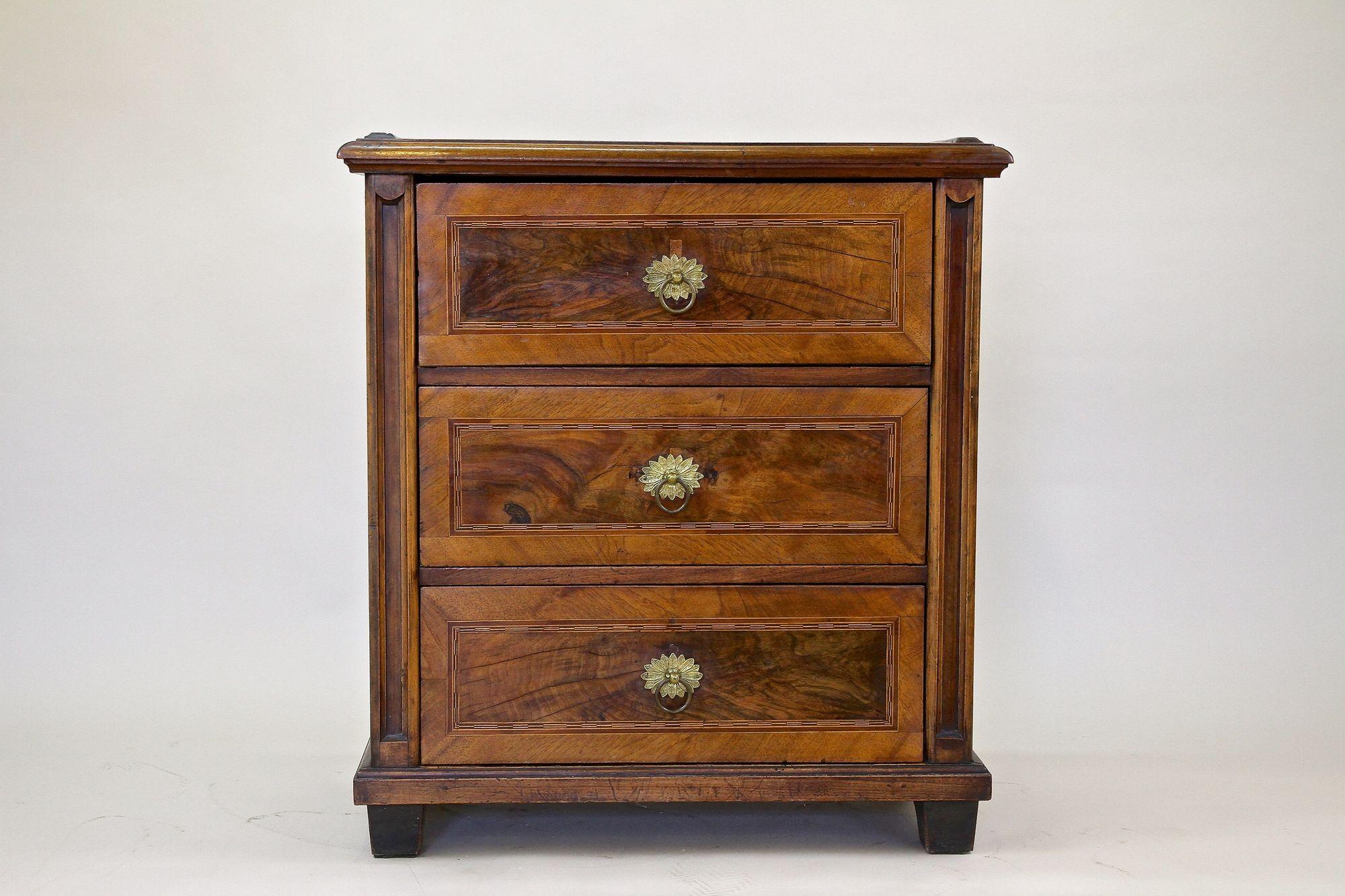 Absolutely beautiful, mid 19th century Biedermeier nutwood chest of drawers coming out of Austria. Made in the so-called 