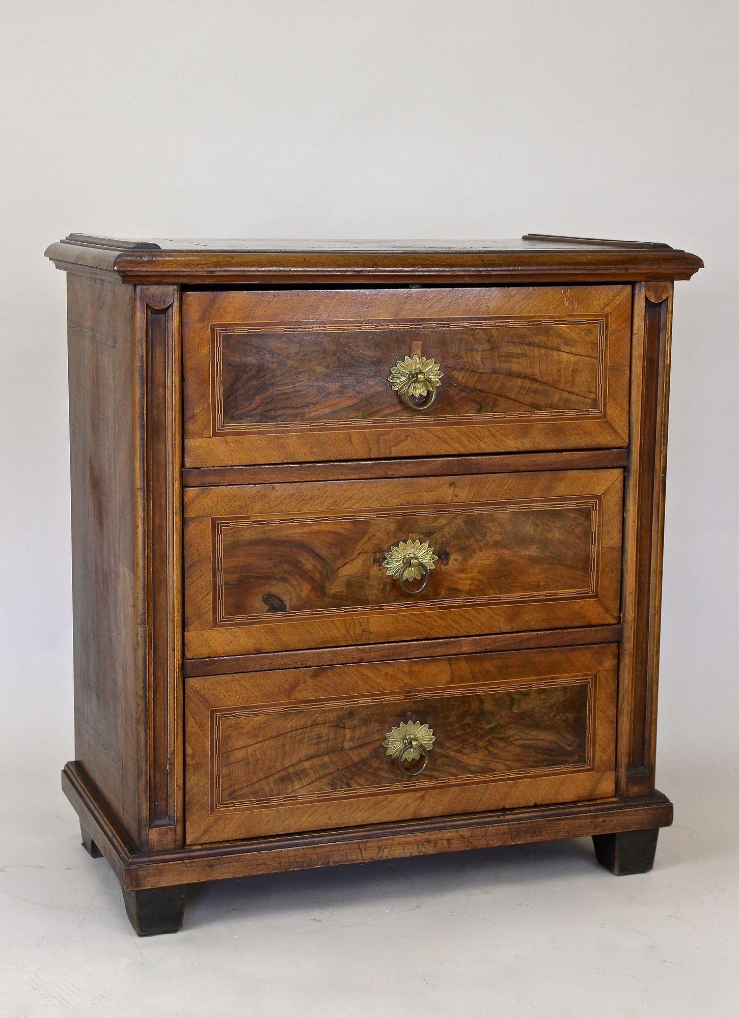 19th Century Biedermeier Nutwood Chest Of Drawers With Micro-Inlays, AT ca. 1850 For Sale 1