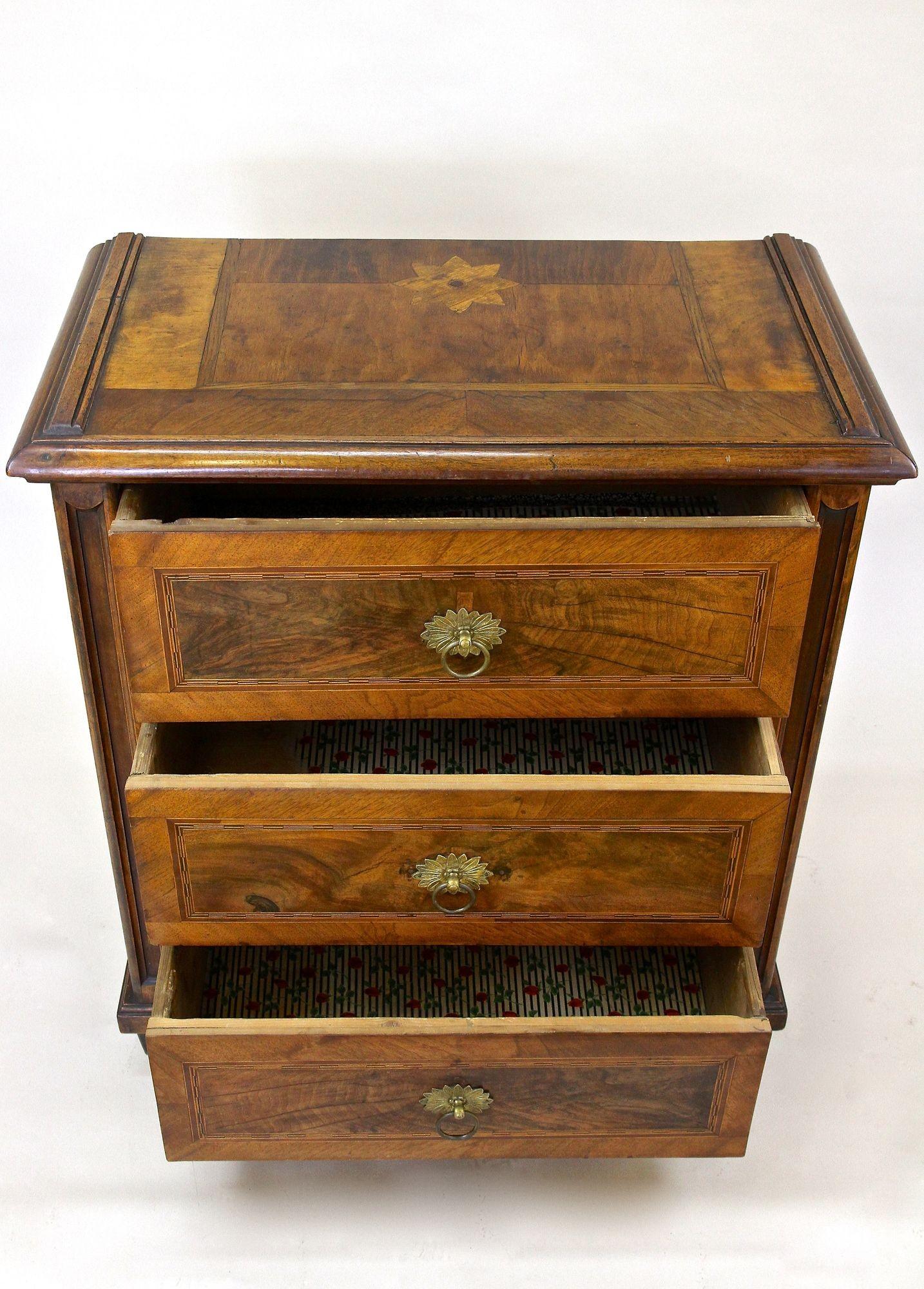 19th Century Biedermeier Nutwood Chest Of Drawers With Micro-Inlays, AT ca. 1850 For Sale 5