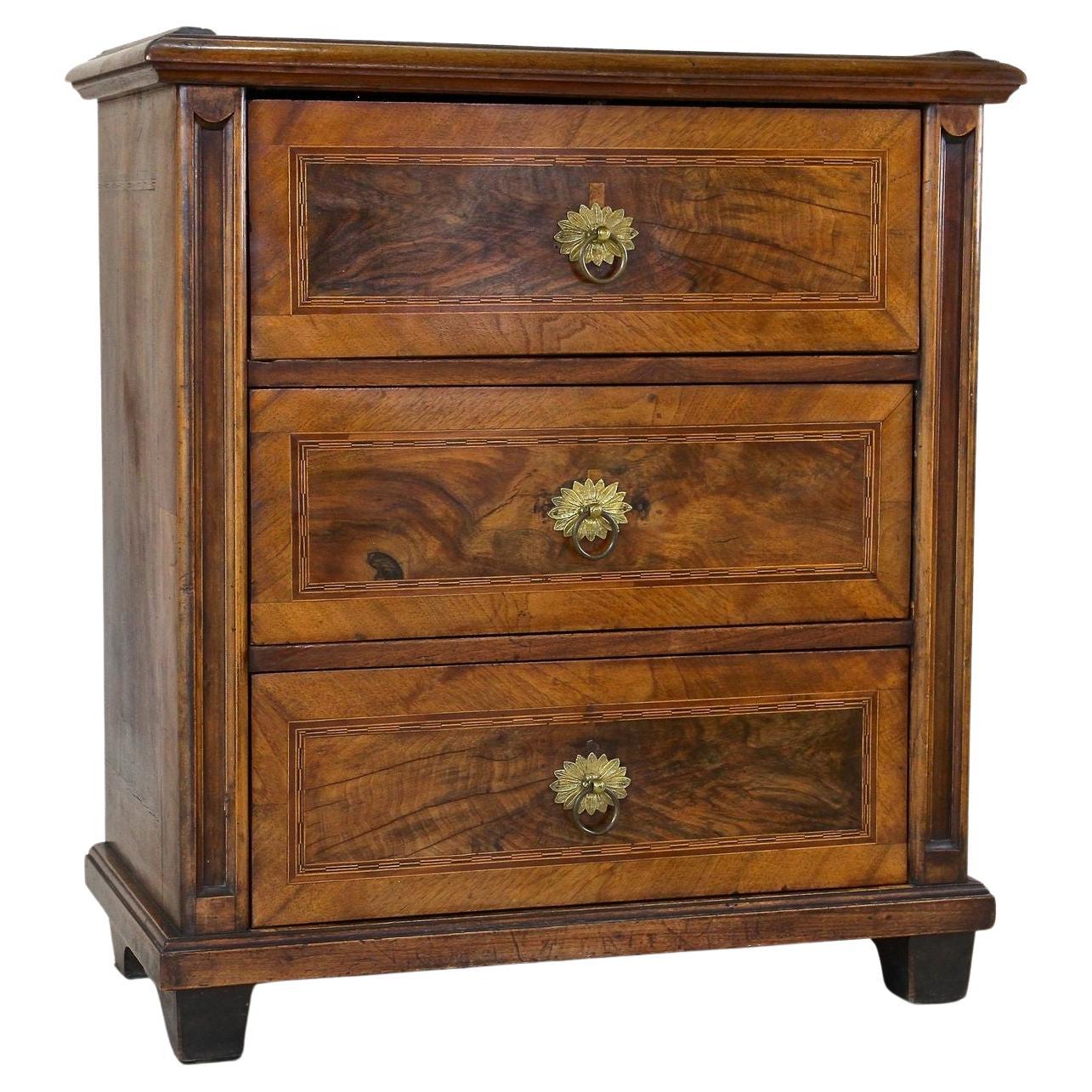 19th Century Biedermeier Nutwood Chest Of Drawers With Micro-Inlays, AT ca. 1850 For Sale