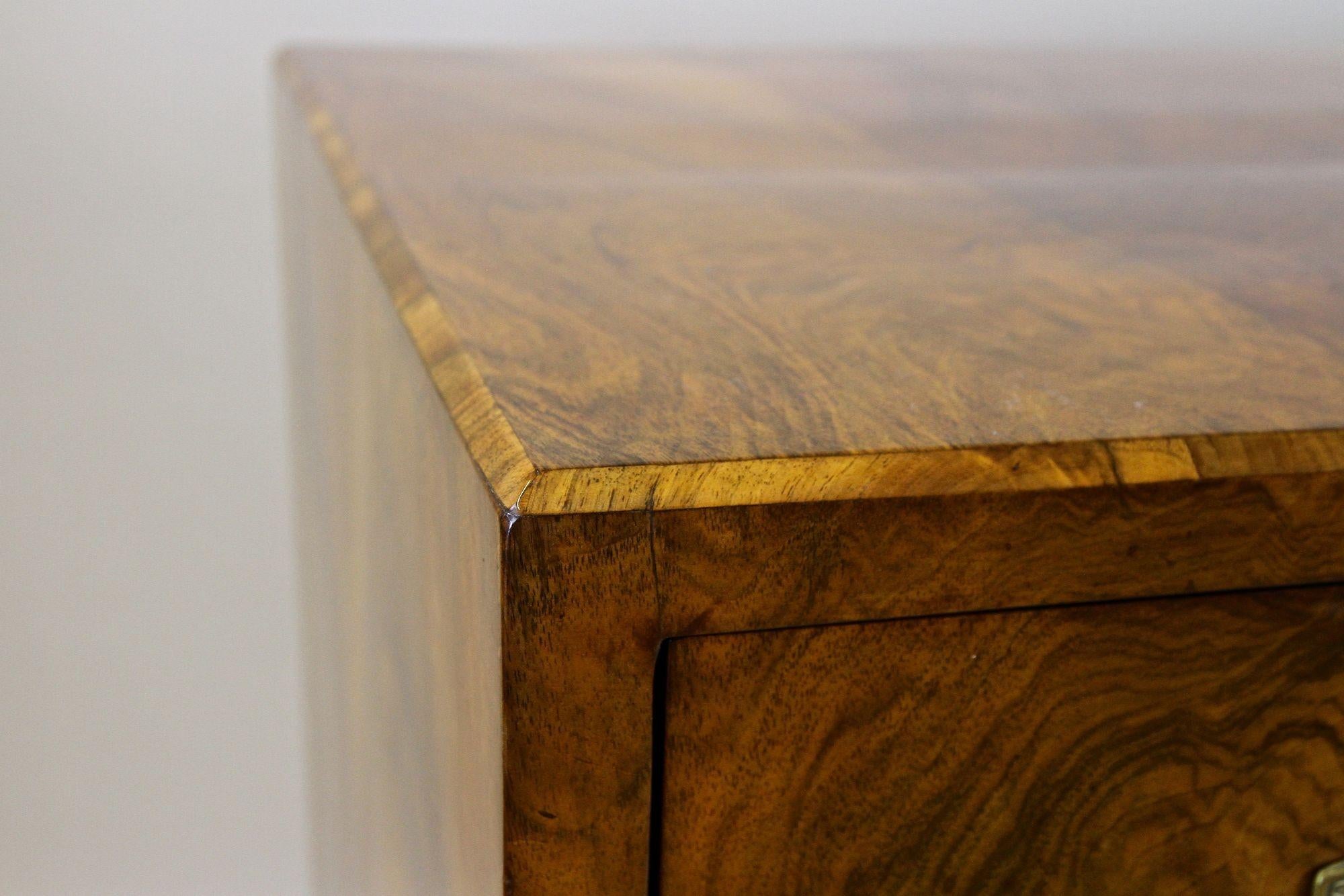 Cassettiera in legno di noce Biedermeier del XIX secolo/comodino per scrivere, AT 1840 ca. in vendita 9