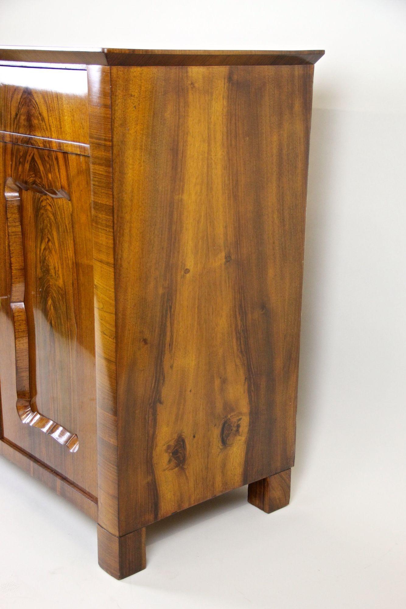 Biedermeier del XIX secolo in legno di noce Commode/ Trumeau, Austria, circa 1845 in vendita 4