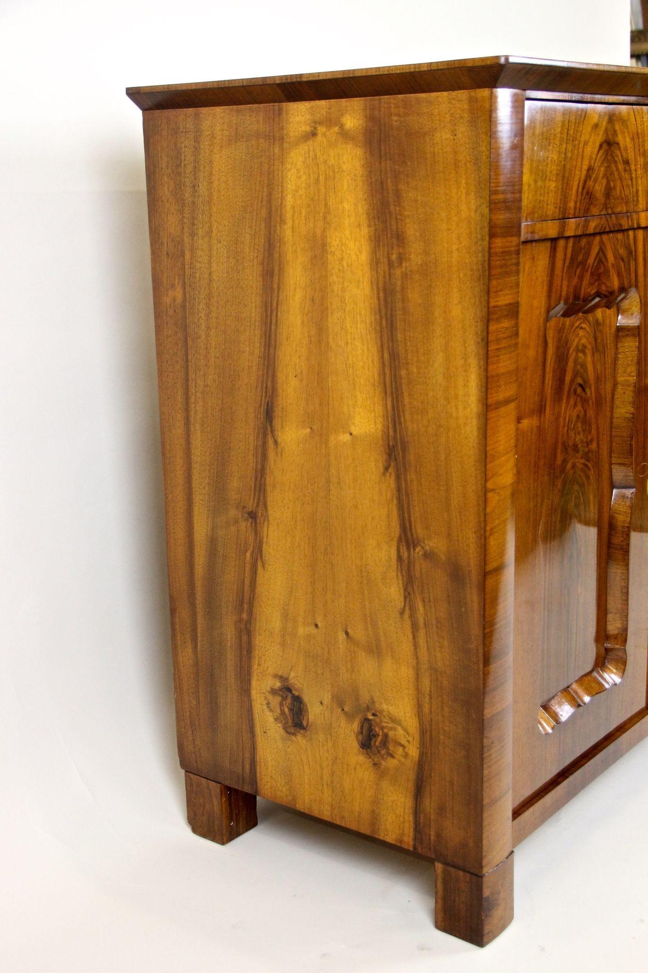 Biedermeier del XIX secolo in legno di noce Commode/ Trumeau, Austria, circa 1845 in vendita 6