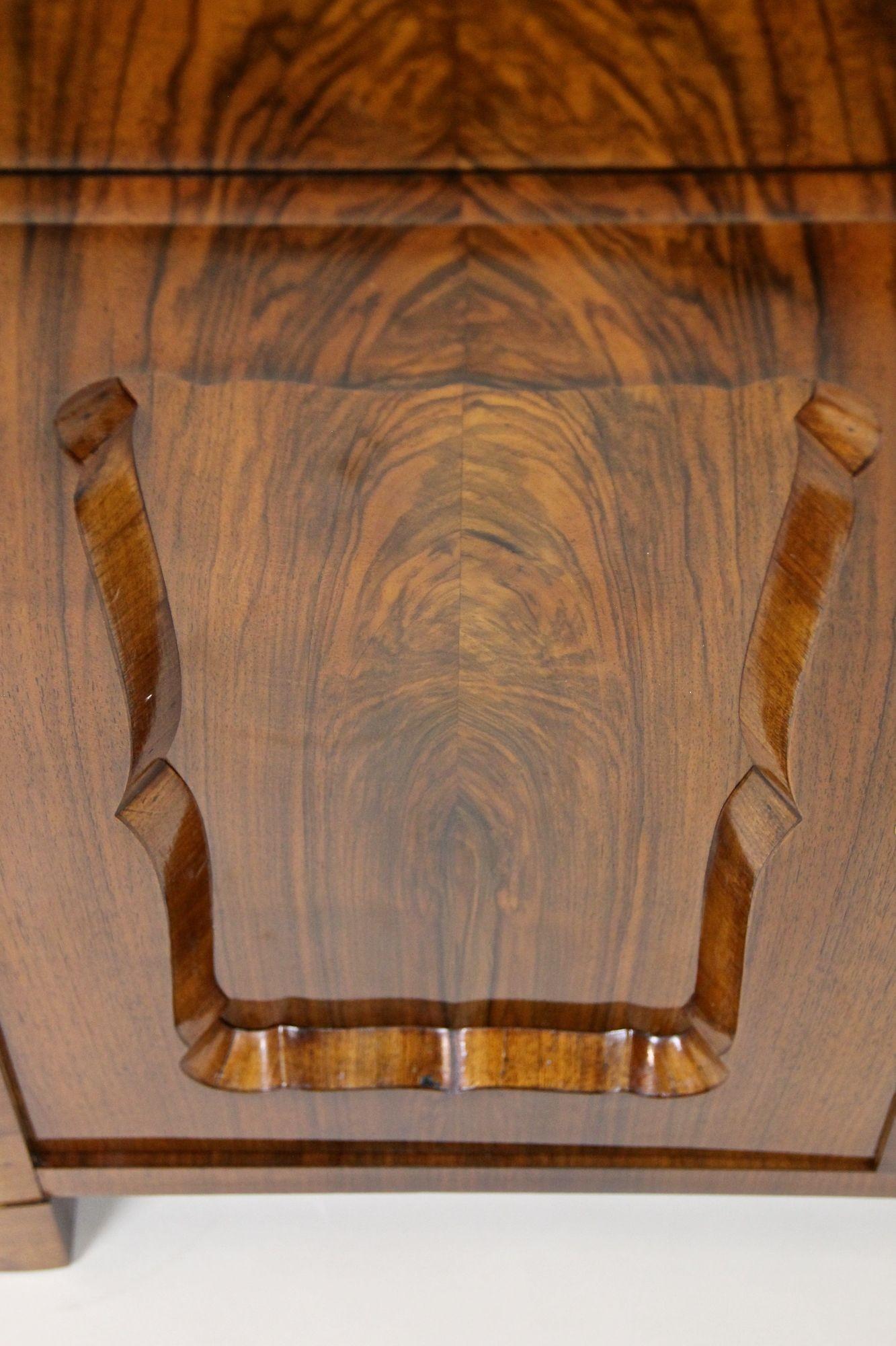 Austriaco Biedermeier del XIX secolo in legno di noce Commode/ Trumeau, Austria, circa 1845 in vendita
