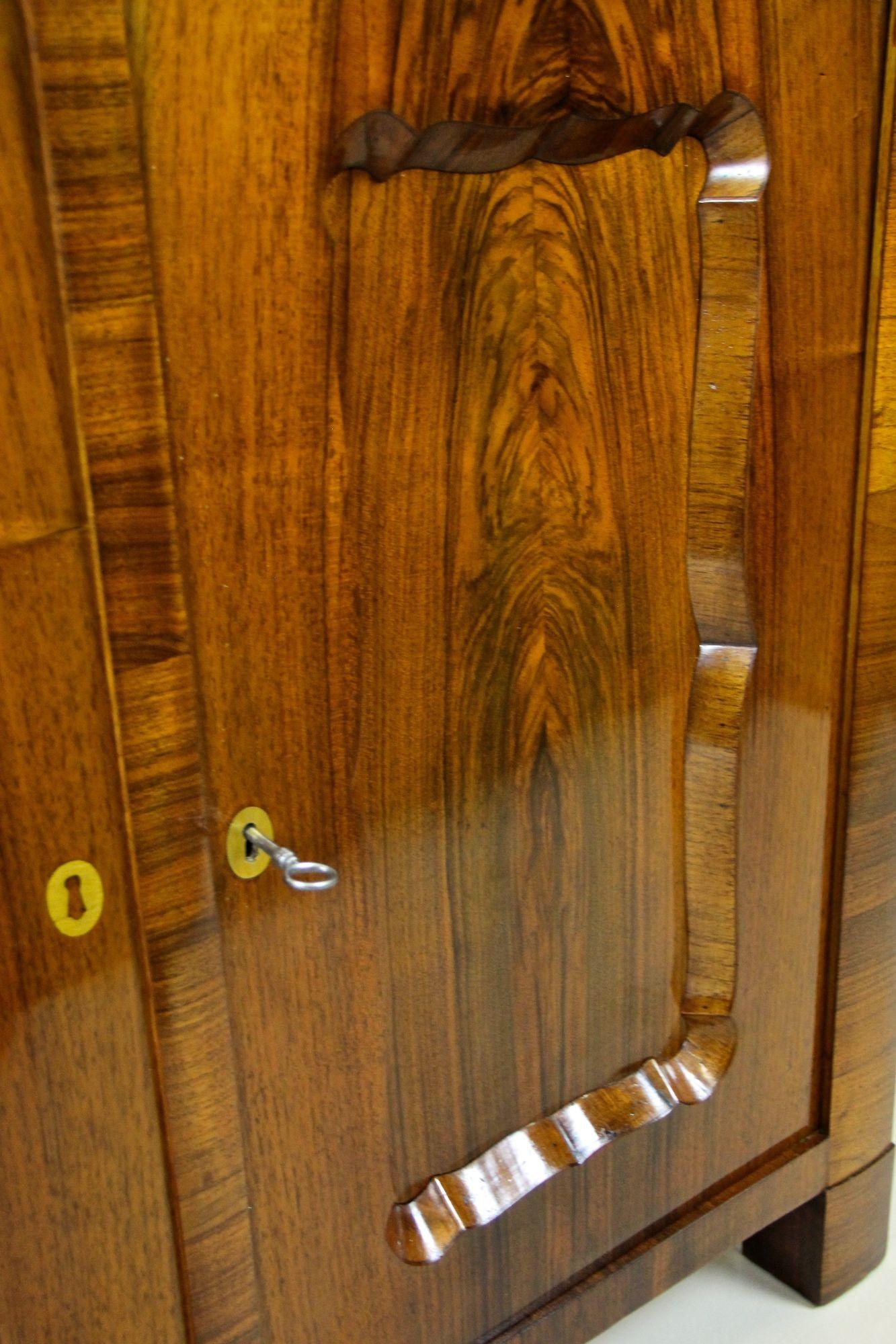Impiallacciato Biedermeier del XIX secolo in legno di noce Commode/ Trumeau, Austria, circa 1845 in vendita